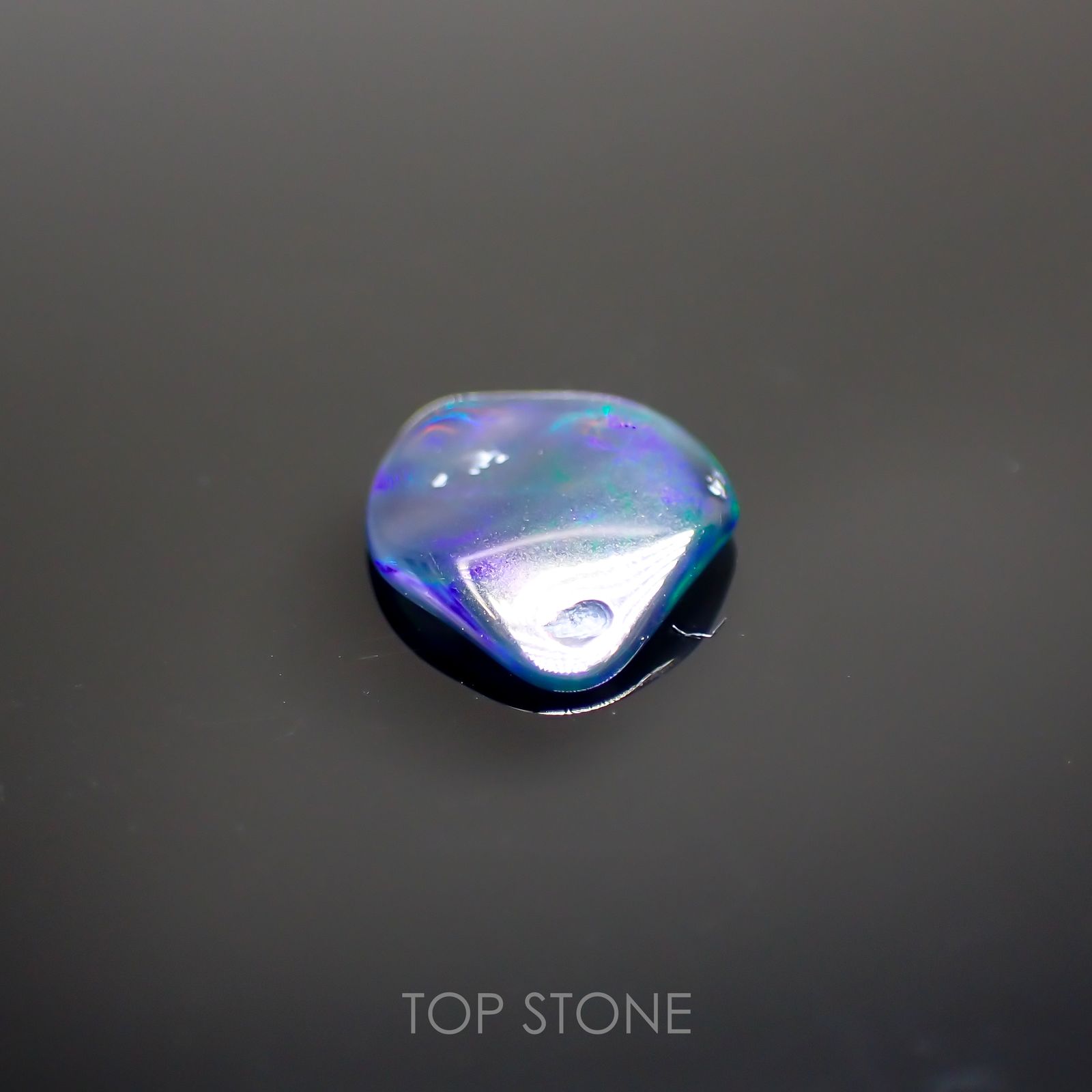 ◇バロック型◇ブラックオパール(宝石名オパール/加熱処理) エチオピア産 0.71ct 識別済[211013508]10.1×8.9mm前後