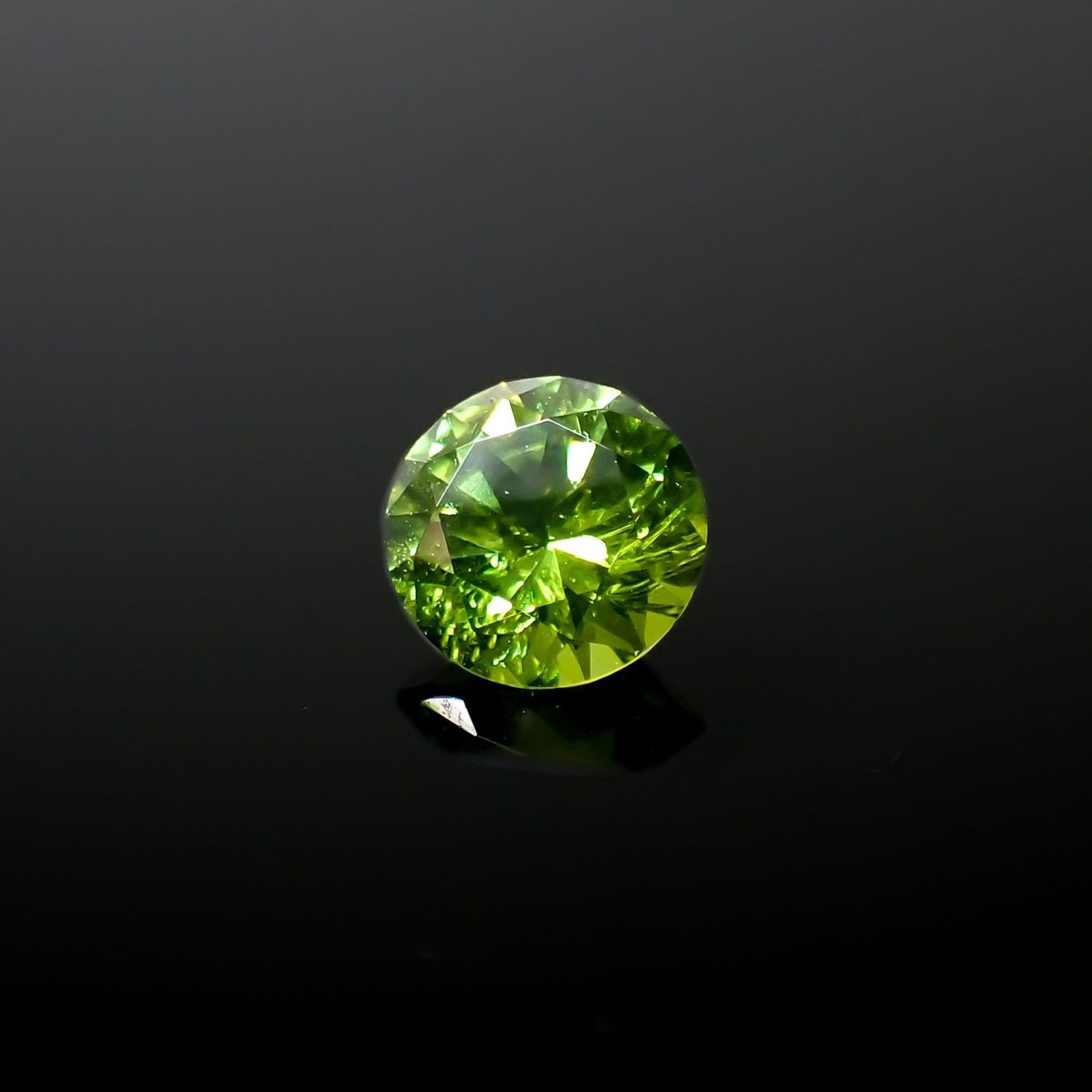 デマントイドガーネット ロシア産 0.56ct / 4.9x4.9mm前後 [240427193]