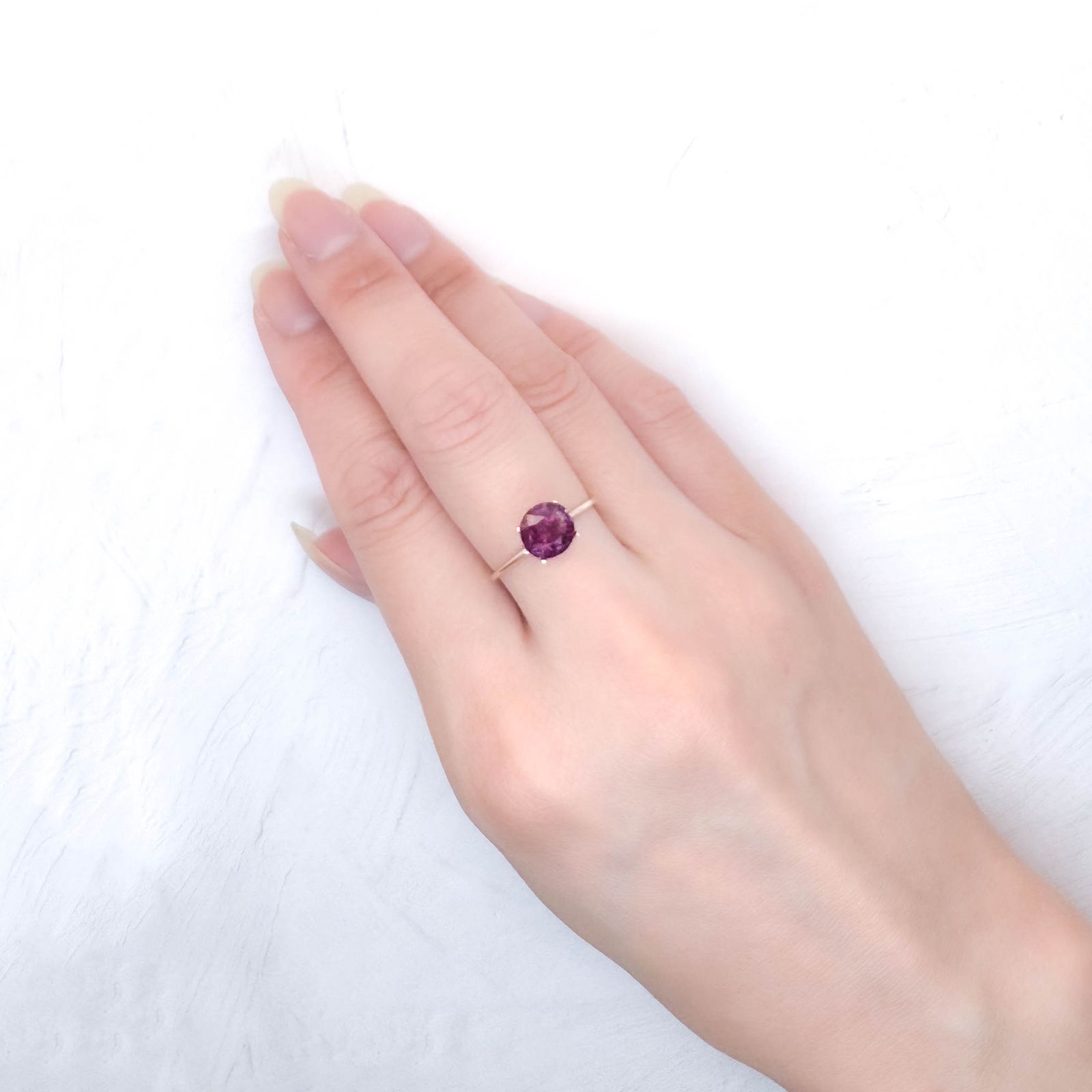 パープルサファイア(宝石名パープル・サファイア) カシミール産 ソ付(彩珠) 1.826ct / 7.6×7.4mm前後 [251010239]
