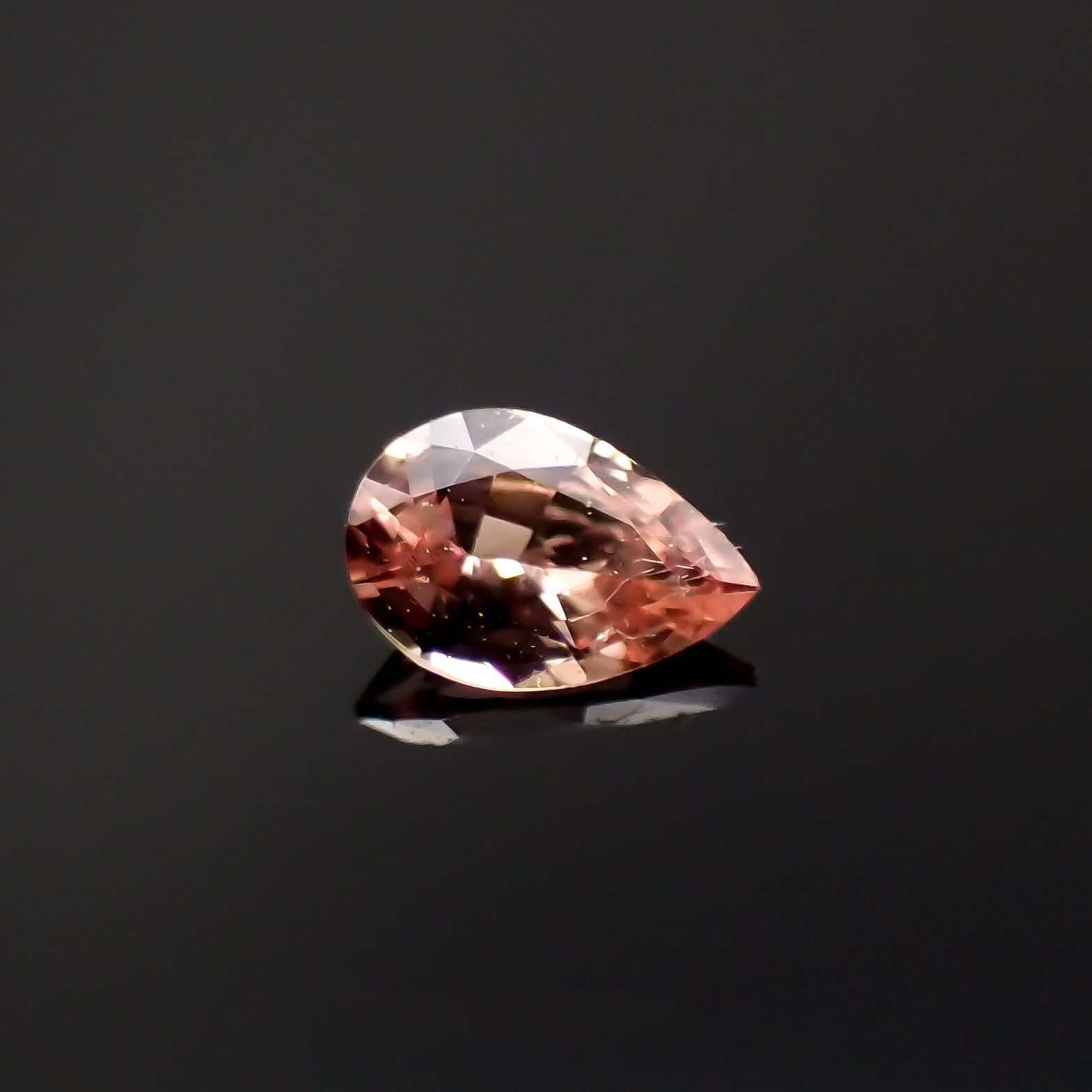 パパラチャサファイア(宝石名サファイア/別名パパラチャ・サファイア)スリランカ産 0.048ct ソ付[221219647]2.95x2mm前後