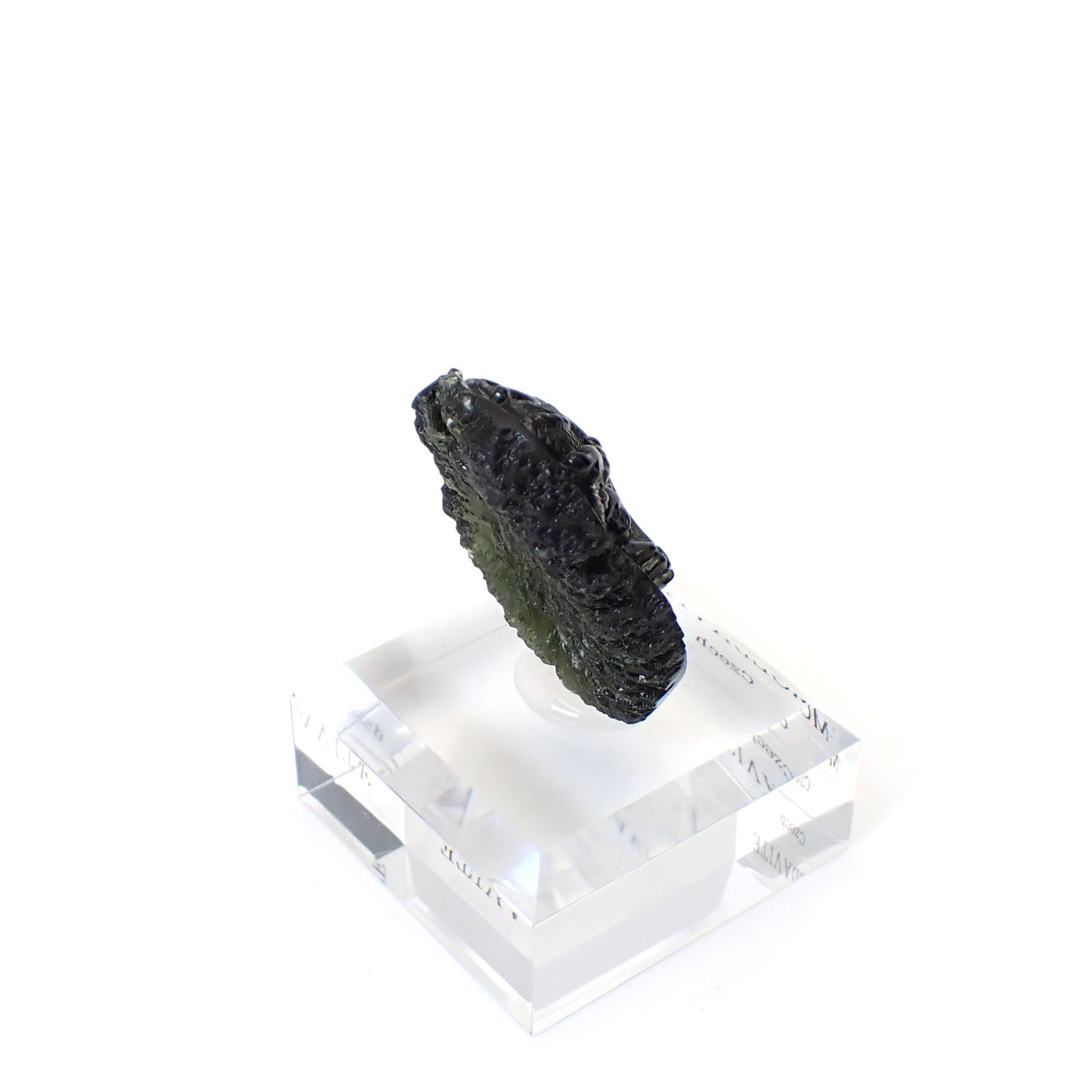 ◇龍彫刻◇モルダバイト 発見地:旧チェコスロバキア アクリル台座付き 77.90ct(15.58g) / 13.9x29.7x41.7mm前後 [260632497]