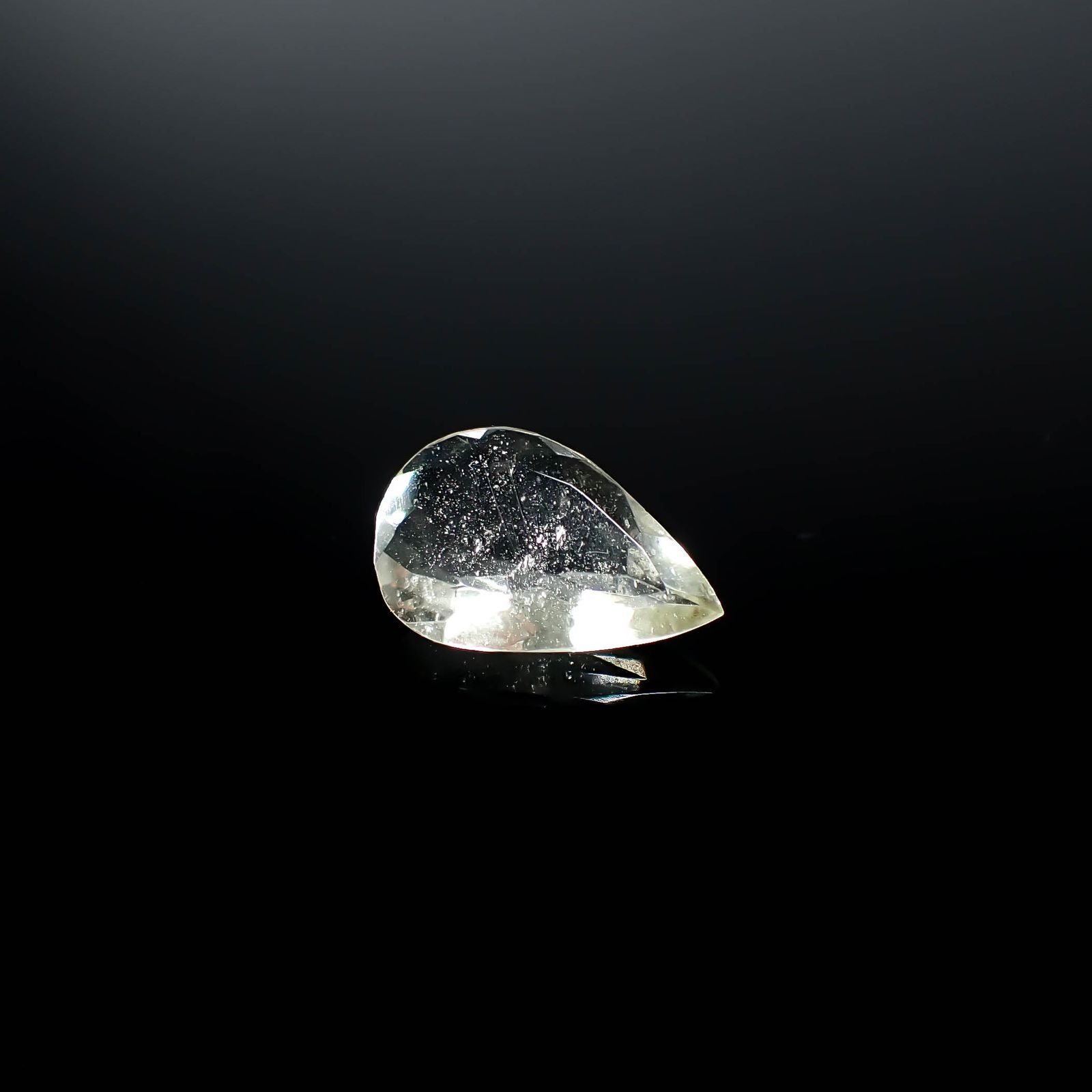 リビアングラス 発見地：エジプト・リビア砂漠 2.74ct / 14.5x9.8mm前後 [251131308]