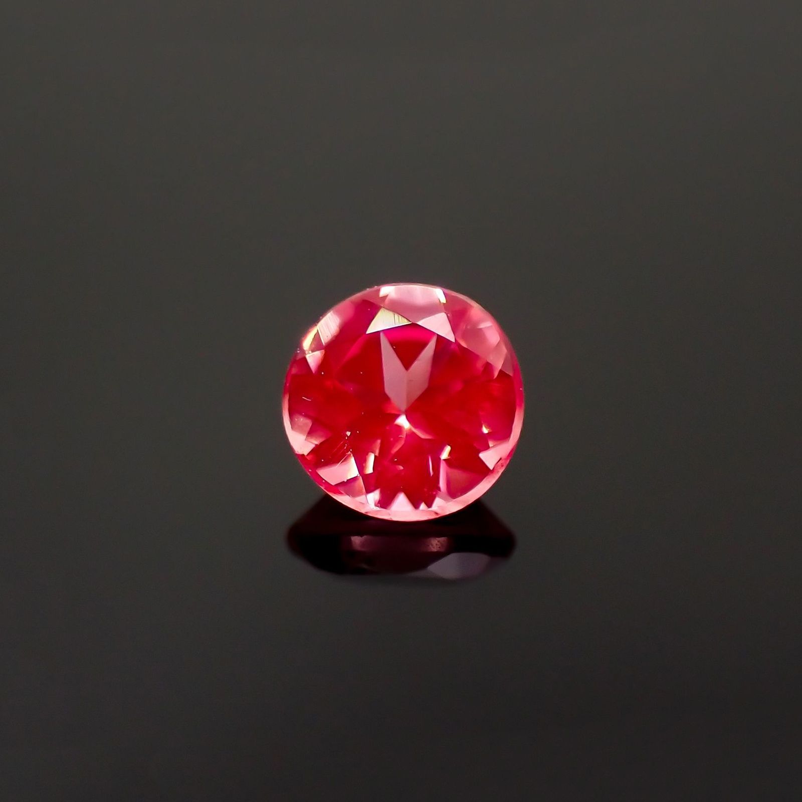 ピンクスピネル(宝石名ピンク・スピネル)タンザニア産 識別済 0.26ct / 3.8x3.8mm前後 [260221139]