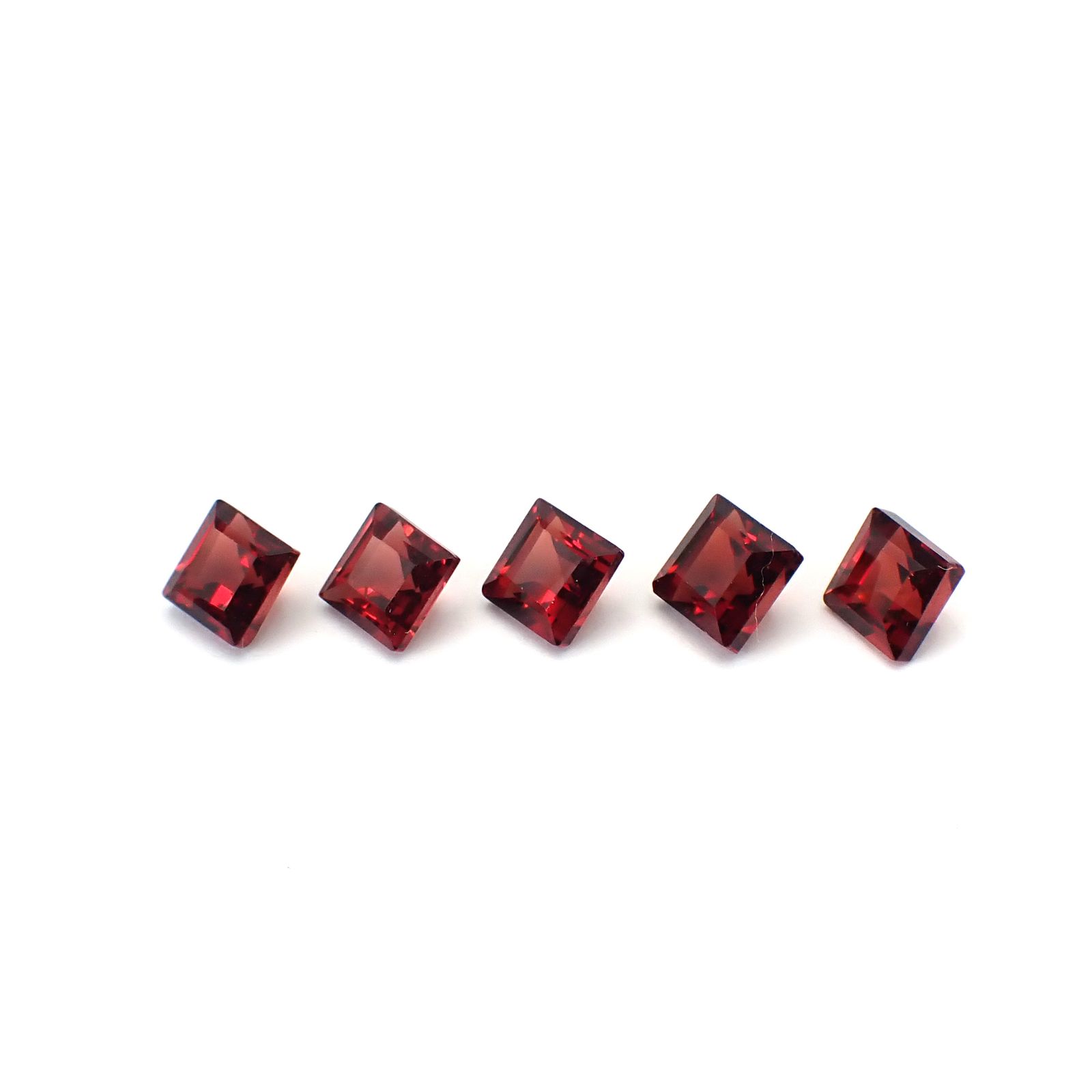 ◇ランダムセレクト◇パイロープアルマンディンガーネット モザンビーク産 約0.52ct / 4.1x4.1mm前後 [260532216-PAC]