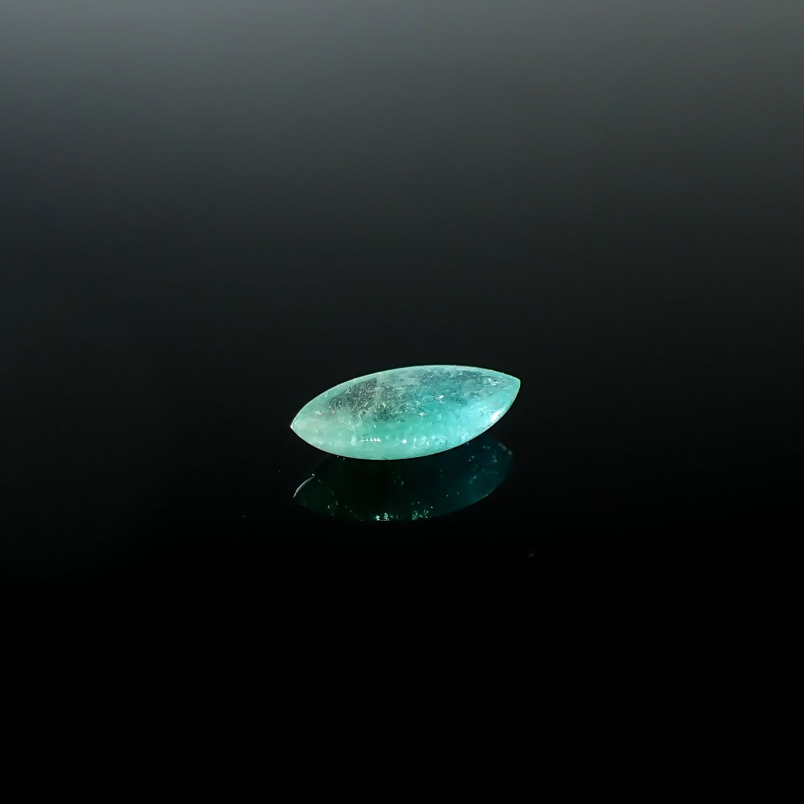 パライバトルマリン ブラジル・キントス鉱山産 0.79ct / 9.4x5.1mm前後 [251031351]