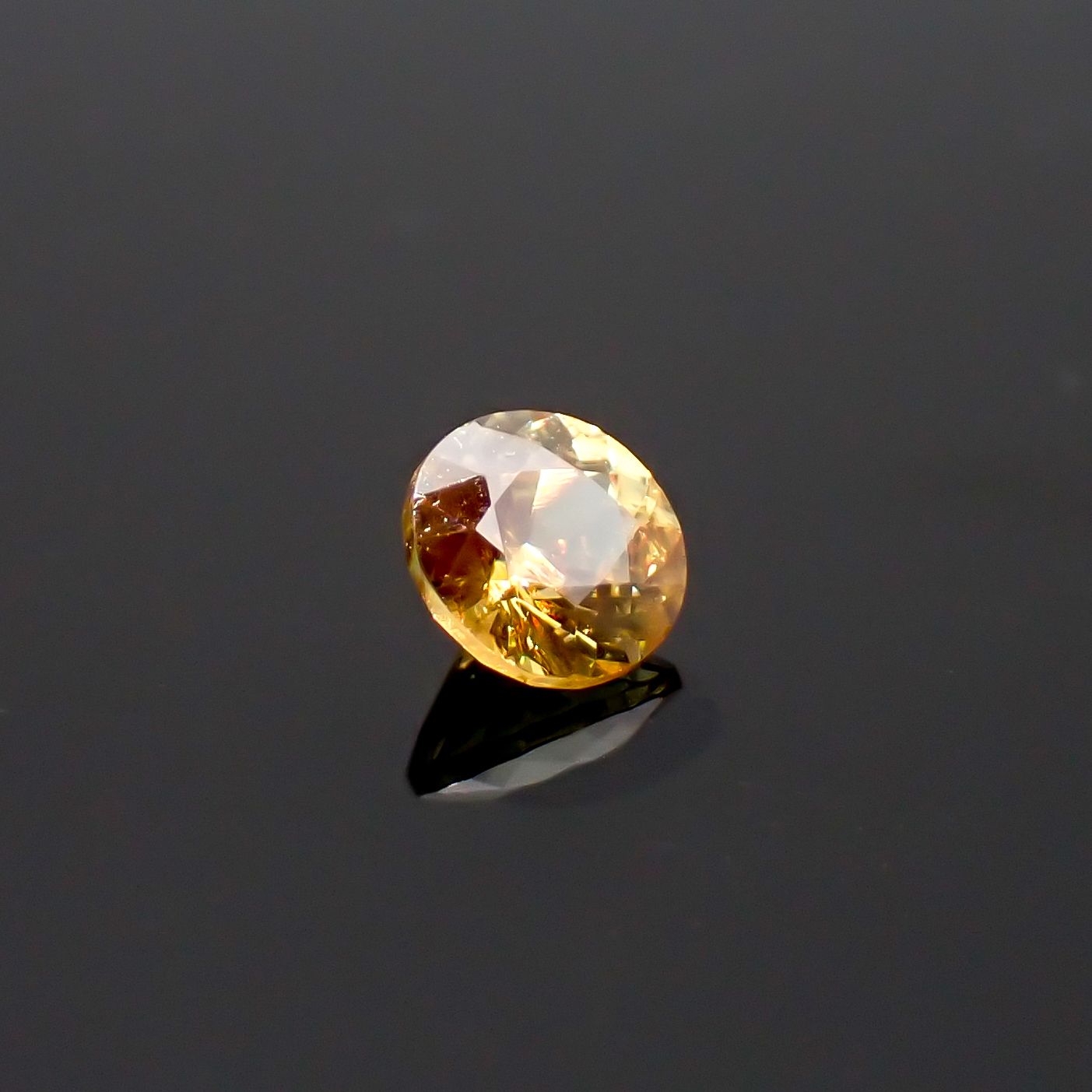 ゴールデンスフェーン マダガスカル産 0.48ct / 4.9x4.8mm前後 [260632358]