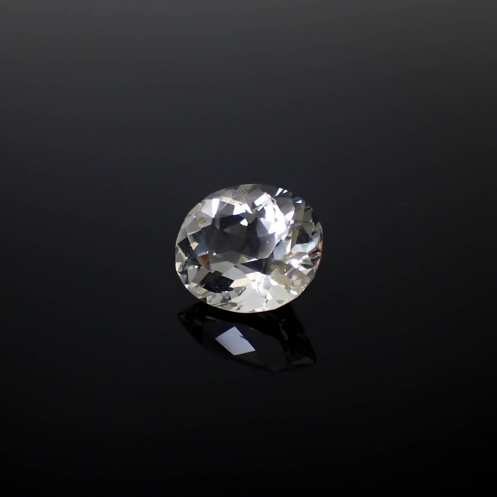 オーソクレース(宝石名ホワイト・オーソクレース)マダガスカル産 6.849ct ソ付(彩珠)[250530413]13.8x12.1mm前後