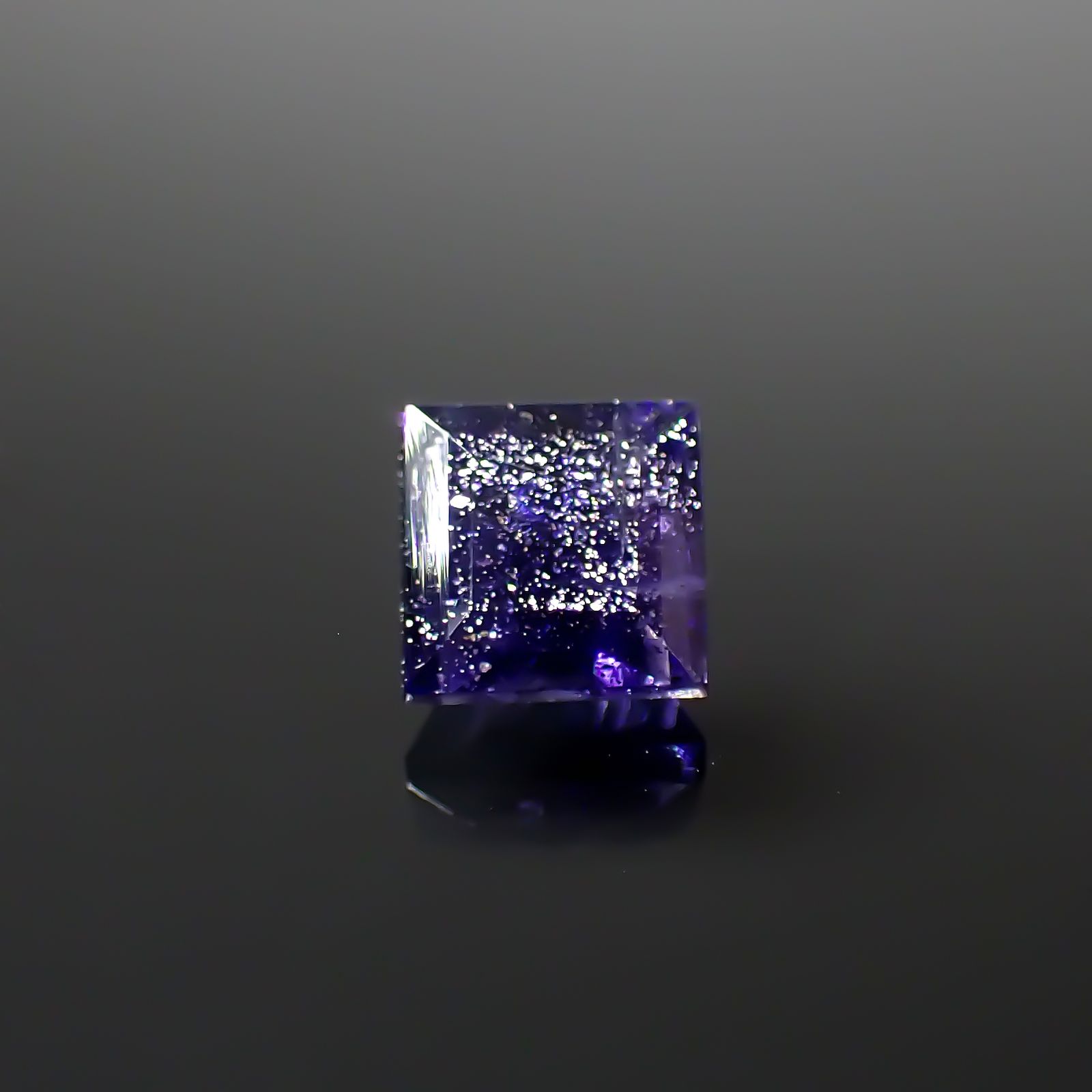 アイオライトサンストーン インド/ブラジル産 0.77ct[231224852]5.2x5.1mm前後