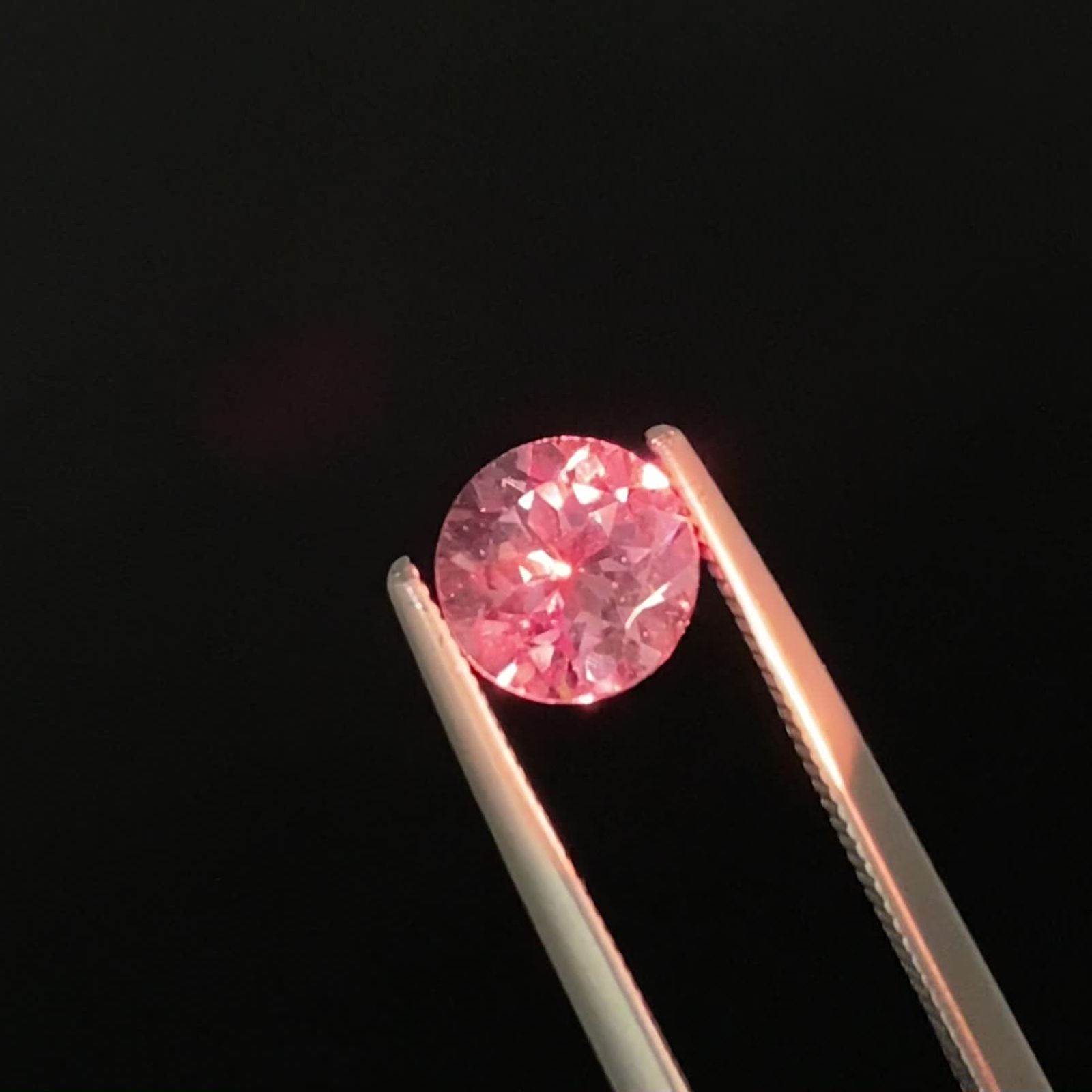 カラーシフトマラヤガーネット タンザニア産 1.33ct / 6.5x6.4mm前後
