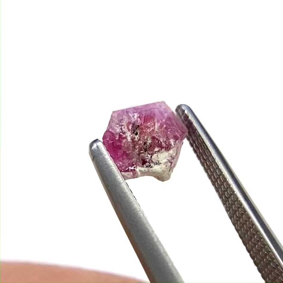 レッドベリル(宝石名レッド・ベリル) アメリカ・ユタ州産 原石・結晶 0.75ct 識別済[20063013]3.8×4.4mm前後 | TOP  STONE(トップストーン)