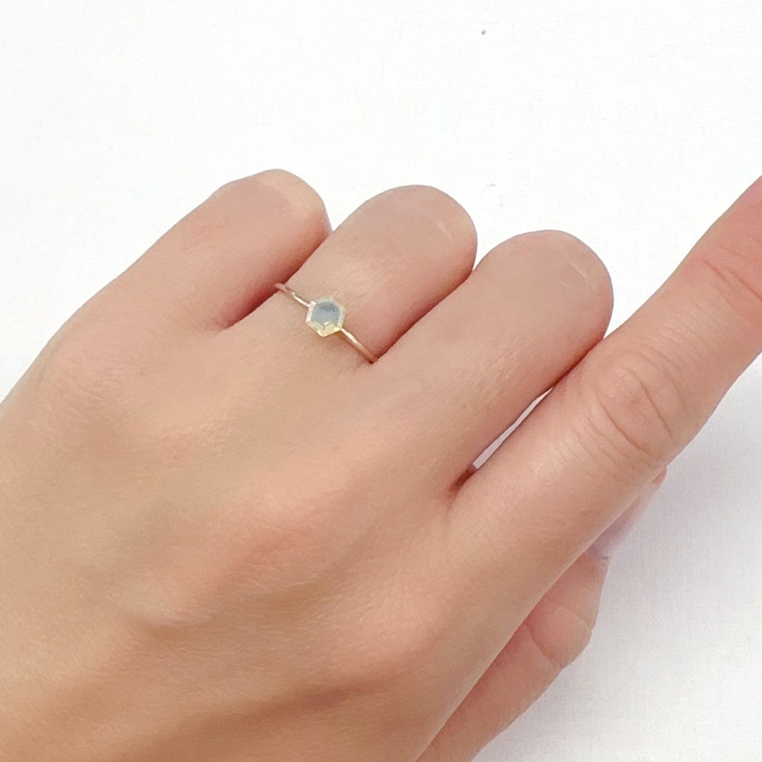◇ヘキサゴンカット◇エチオピアオパール エチオピア産 0.22ct[240226217]4.6x4.5mm前後