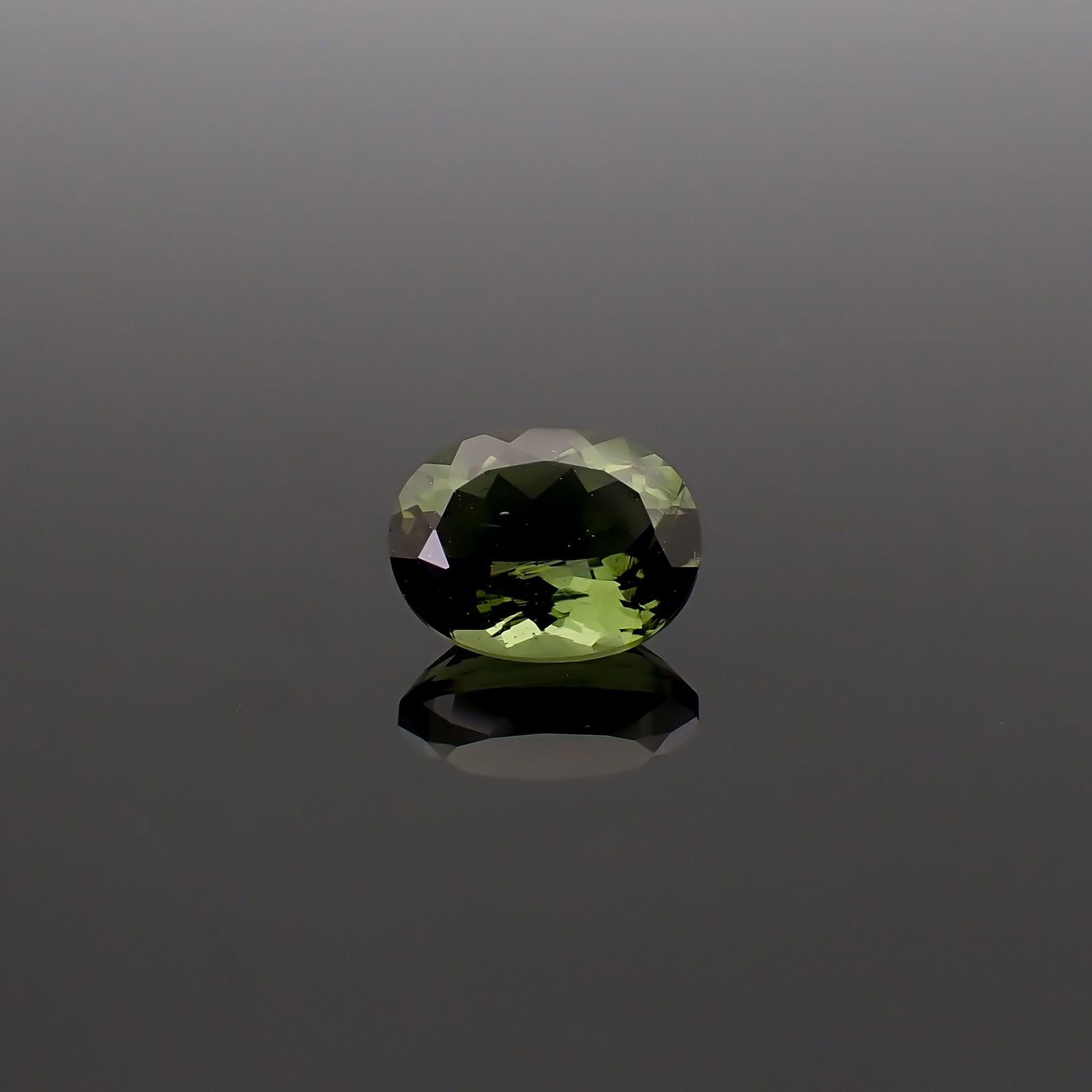 モルダバイト 発見地：旧チェコスロバキア 1.65ct / 9x7mm前後 [260832687]