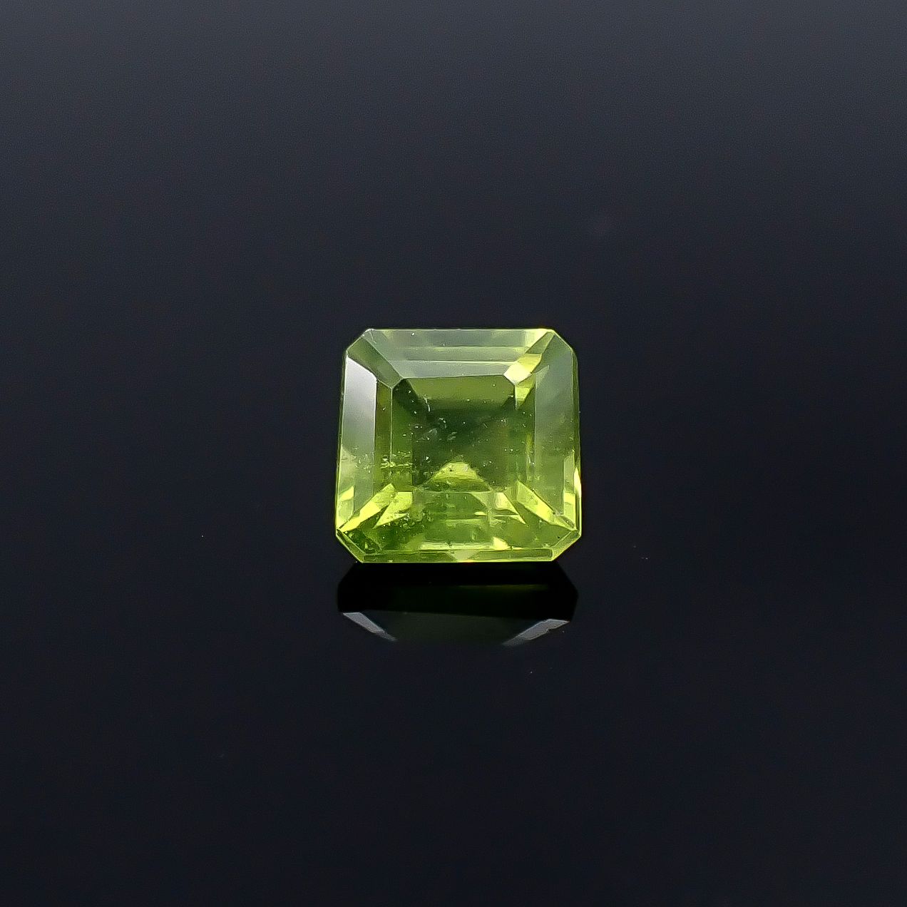 ベスビアナイト(アイドクレース) ケニア産 0.65ct / 4.7x4.6mm前後 [251231375]