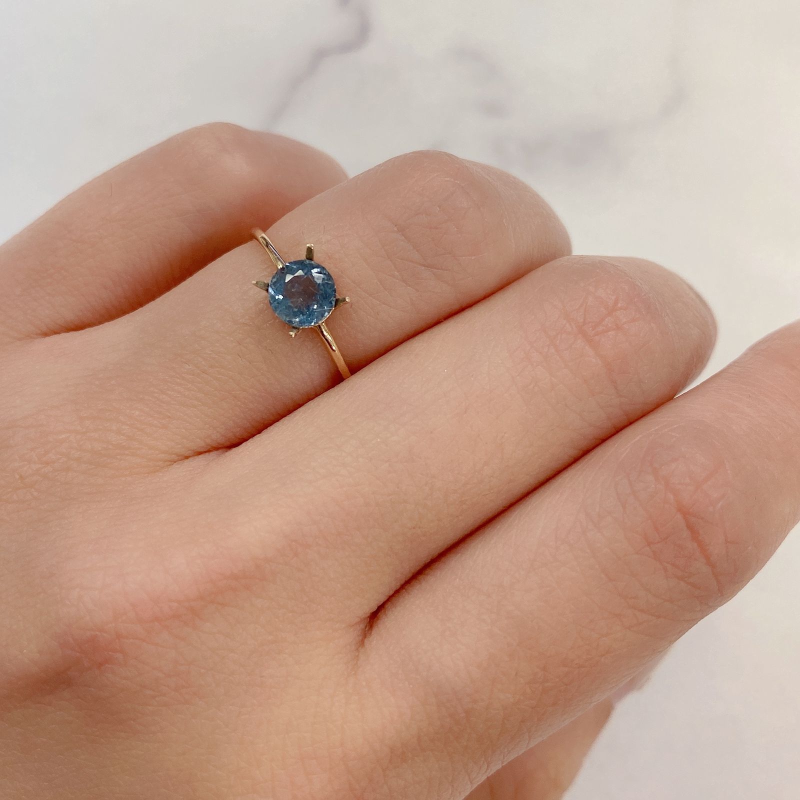 サンタマリアアクアマリン(宝石名アクアマリン)ブラジル産 0.626ct ソ付(彩珠)[210711892]5.5×5.5mm前後