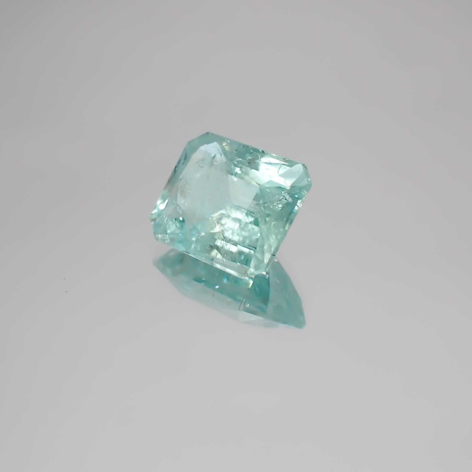 パライバトルマリン(宝石名トルマリン/別名パライバ・トルマリン) モザンビーク産 3.184ct ソ付(宝貴協)[21019385]9.5×8.0mm前後