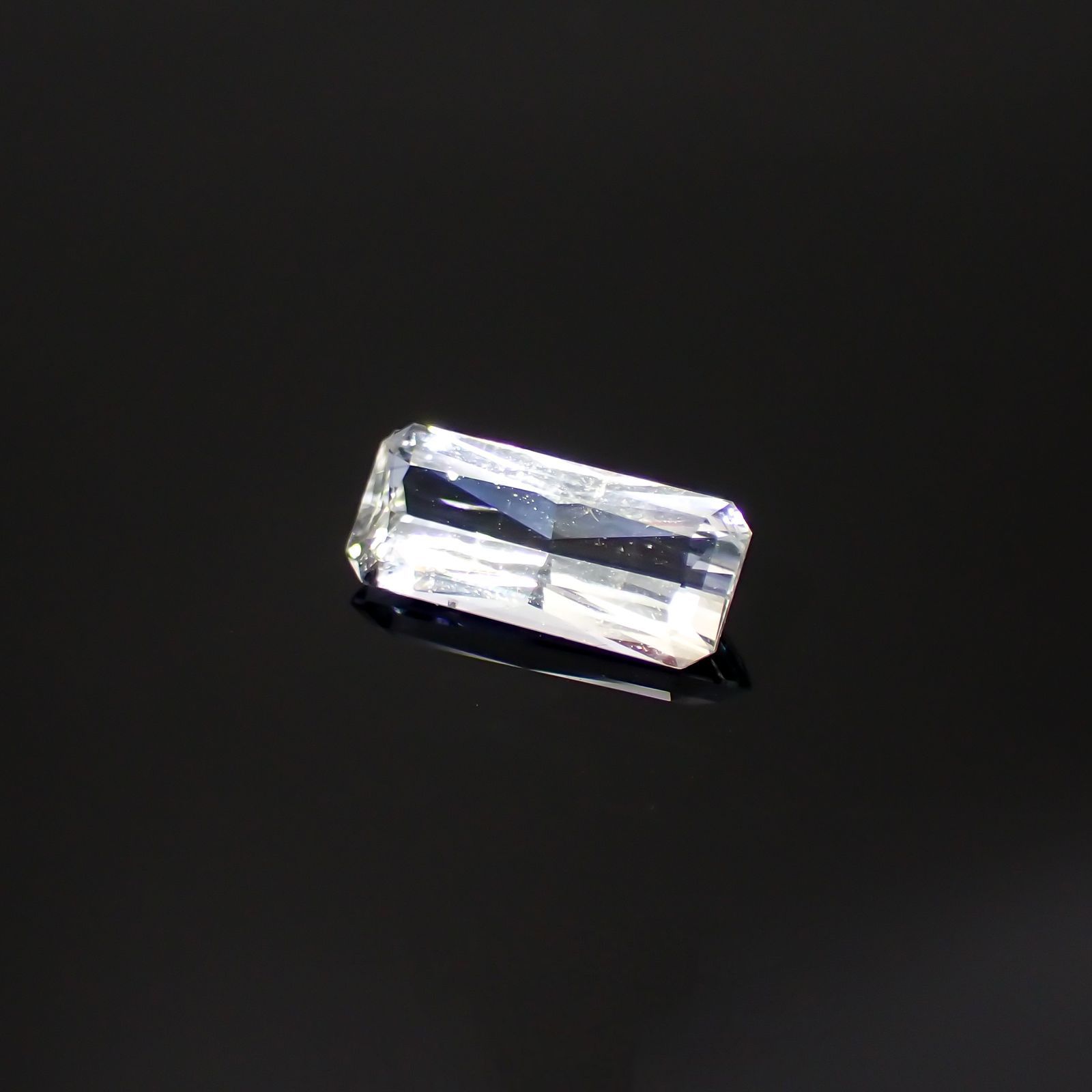 ジェレメジェバイト(宝石名エレメジェバイト)ナミビア産 0.82ct 識別済[220616312]9.2x3.9mm前後