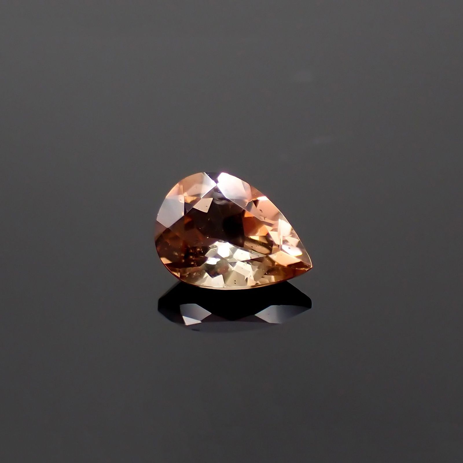 アンダリュサイト(宝石名アンダリュサイト)スリランカ/マダガスカル産 識別済 0.65ct / 6.9x4.9mm前後 [251020834]