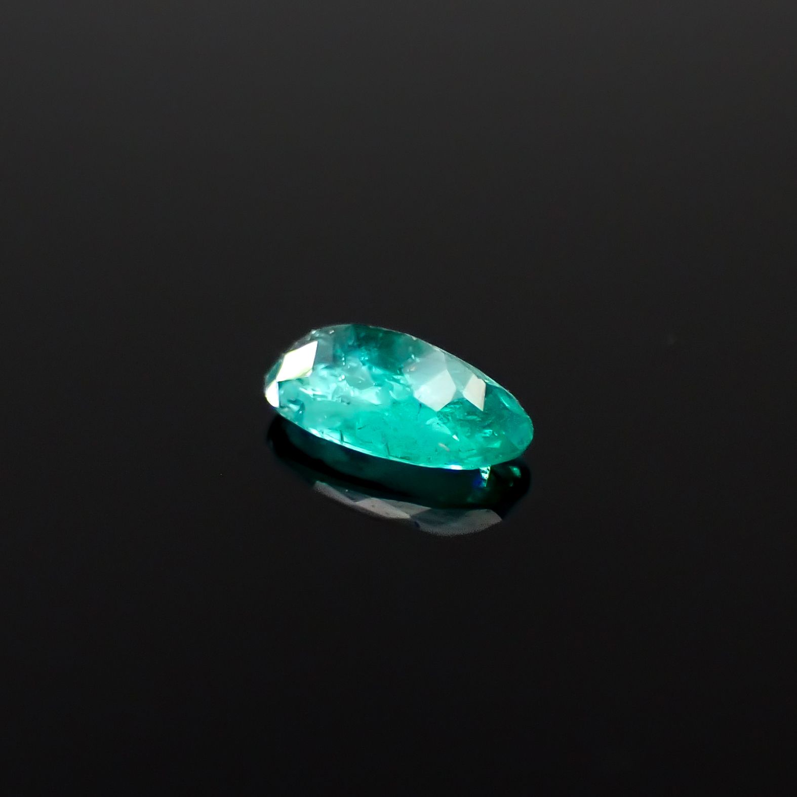 パライバトルマリン ブラジル・パライバ州バターリャ鉱山産 0.30ct[240928759]5.9x3.4mm前後