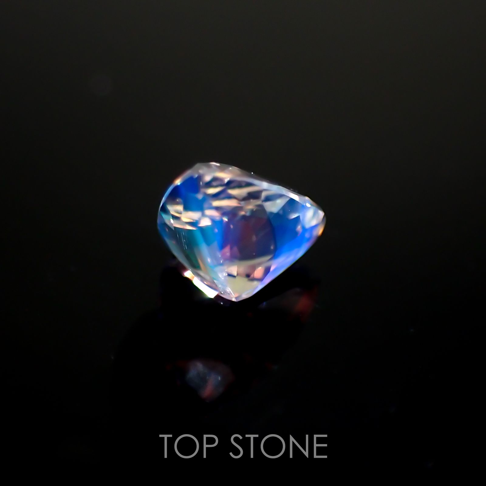 レインボームーンストーン(宝石名ラブラドライト)マダガスカル産 0.53ct 識別済[211113760]4.8x6.2mm前後