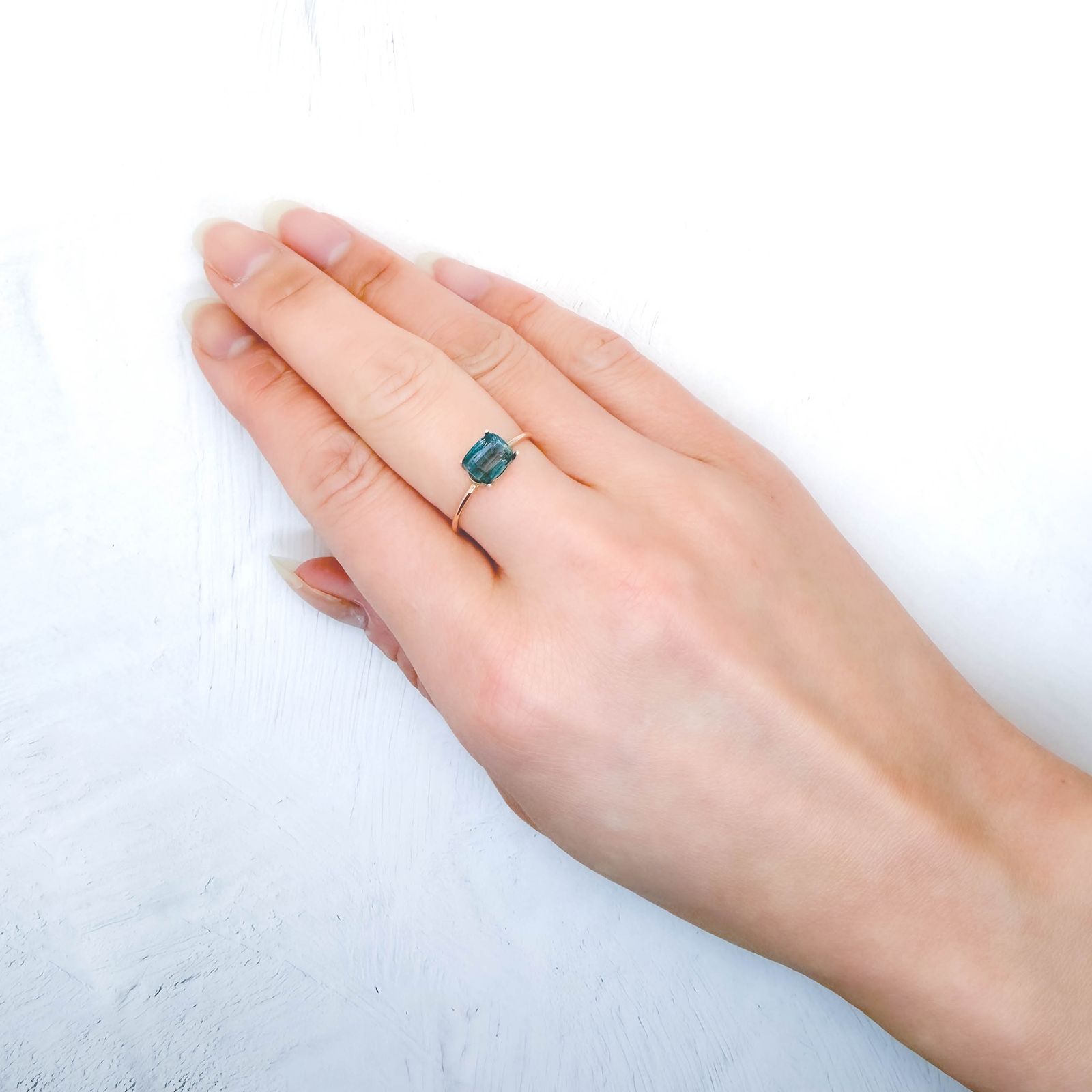 バイカラーカイヤナイト(宝石名カイヤナイト)ネパール産 識別済 1.63ct / 7x5.5mm前後 [260315369]