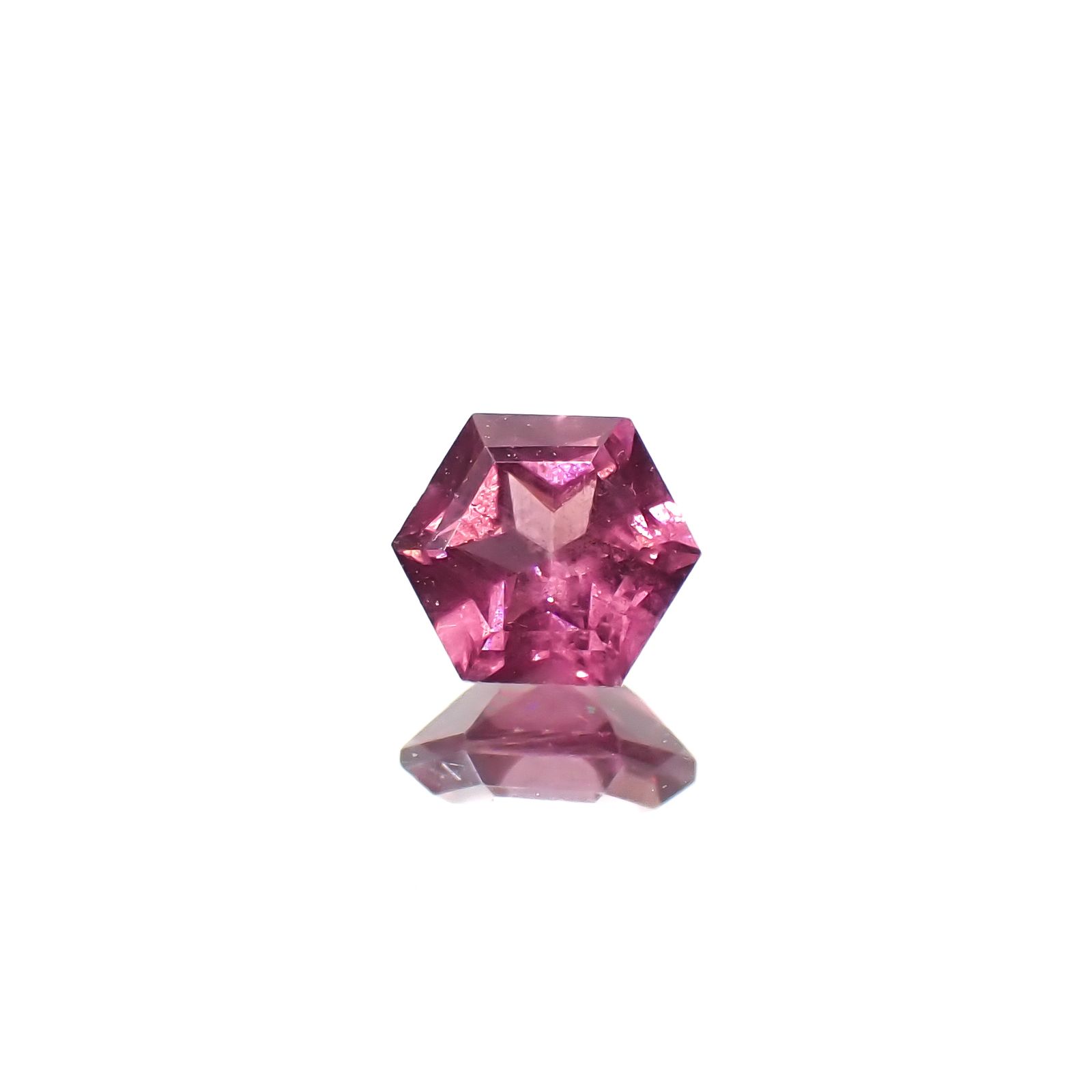 ◇ヘキサゴンカット◇カラーシフト マラヤガーネットSA(宝石名ガーネット) タンザニア産 0.76ct 識別済[210210091]5.1×5mm前後