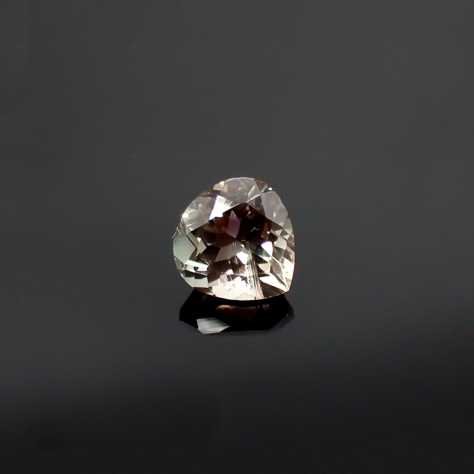 バイカラーオレゴンサンストーン(宝石名バイカラー・ラブラドライト) アメリカ・オレゴン州産 1.099ct ソ付(彩珠)[210711953]6.9×6.8mm前後