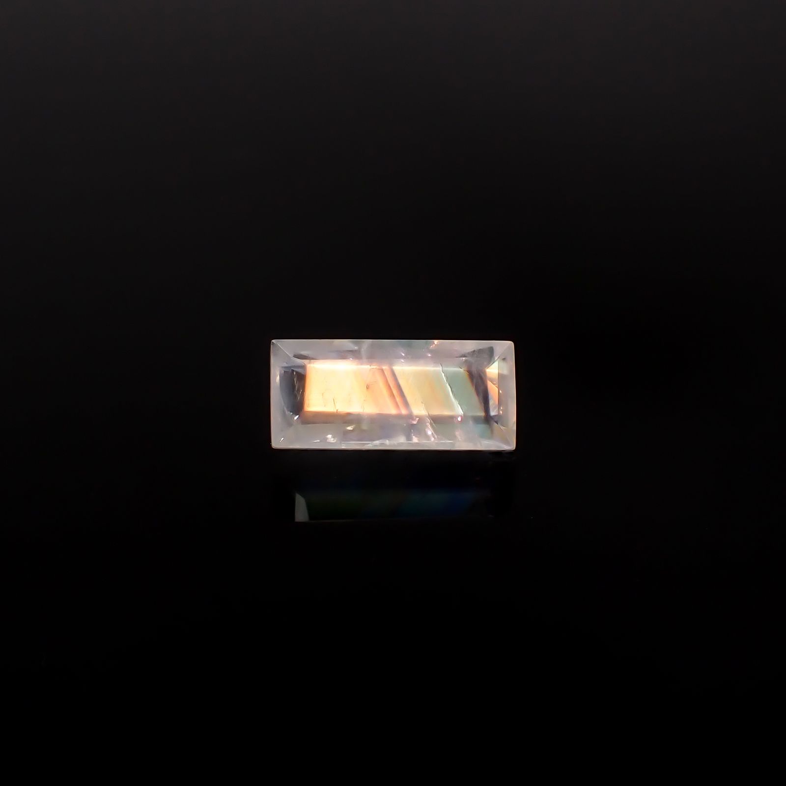 レインボームーンストーン インド・ビハール産 3.33ct / 13.2x6mm前後 [260431967]