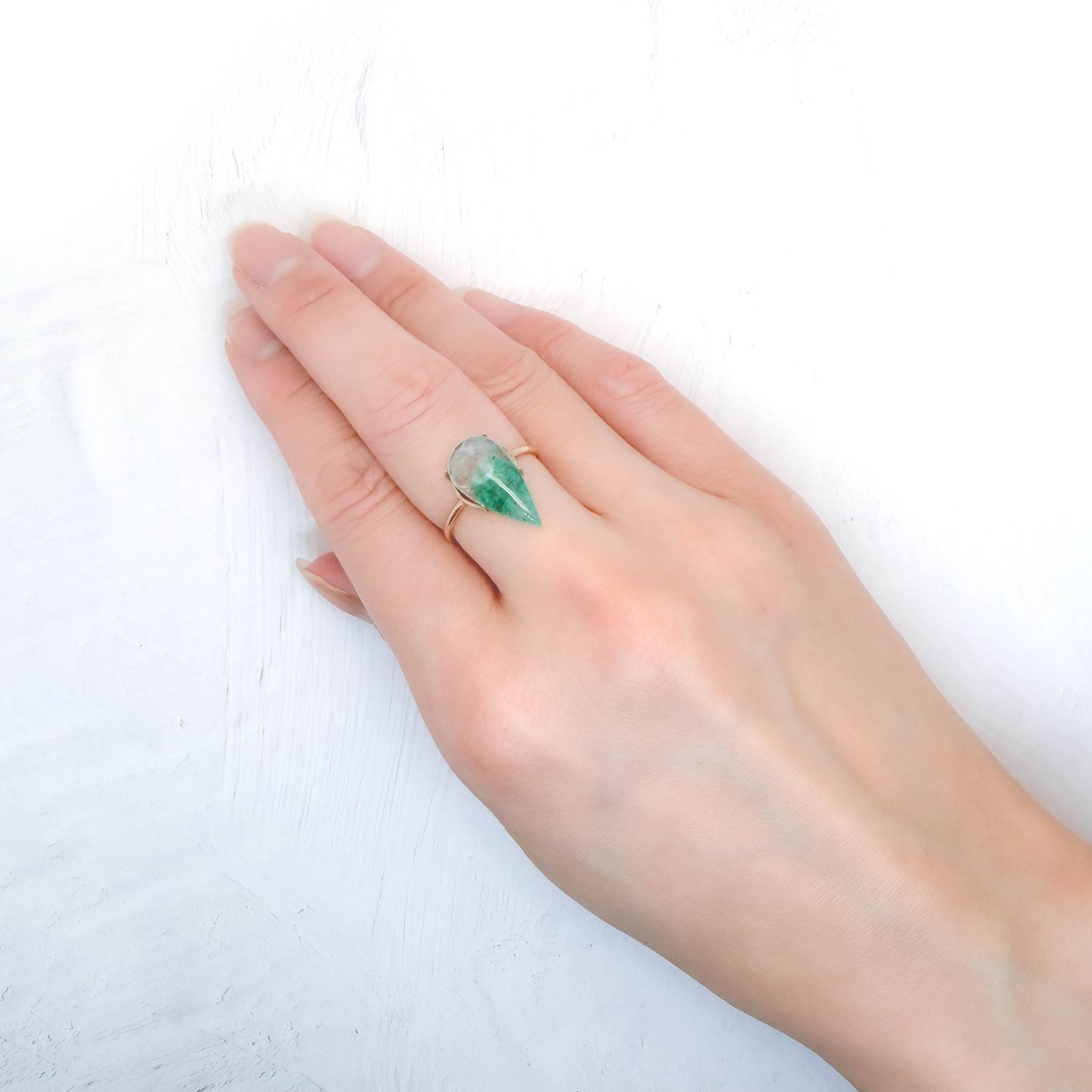 エメラルドインクォーツ ブラジル産 3.95ct / 17.4x8.5mm前後 [260432036]
