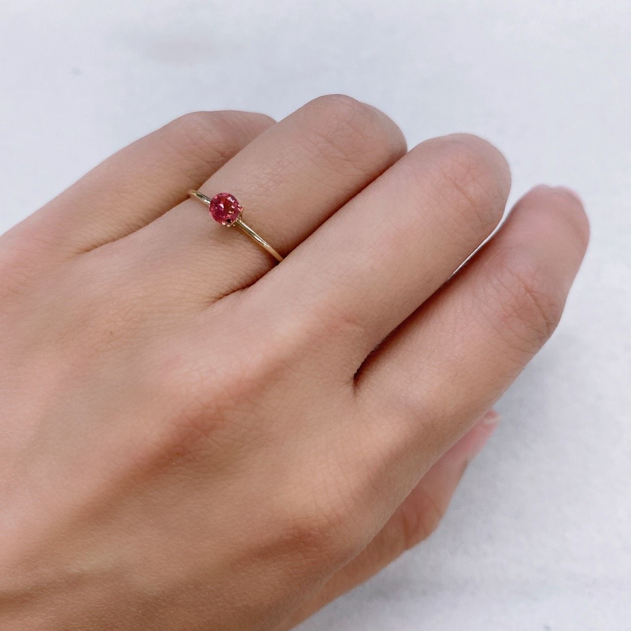 ホットピンクスピネル(宝石名ピンク・スピネル) タンザニア産 0.25ct 識別済[210912586]3.9×3.9mm前後