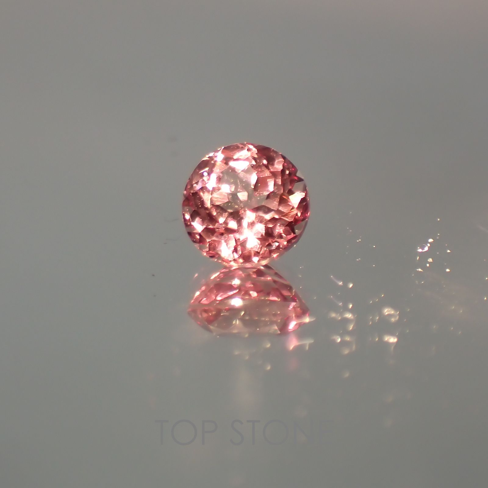 カラーチェンジマラヤガーネット タンザニア産 ルース 0.75ct[21029652]5.2×5.2mm前後