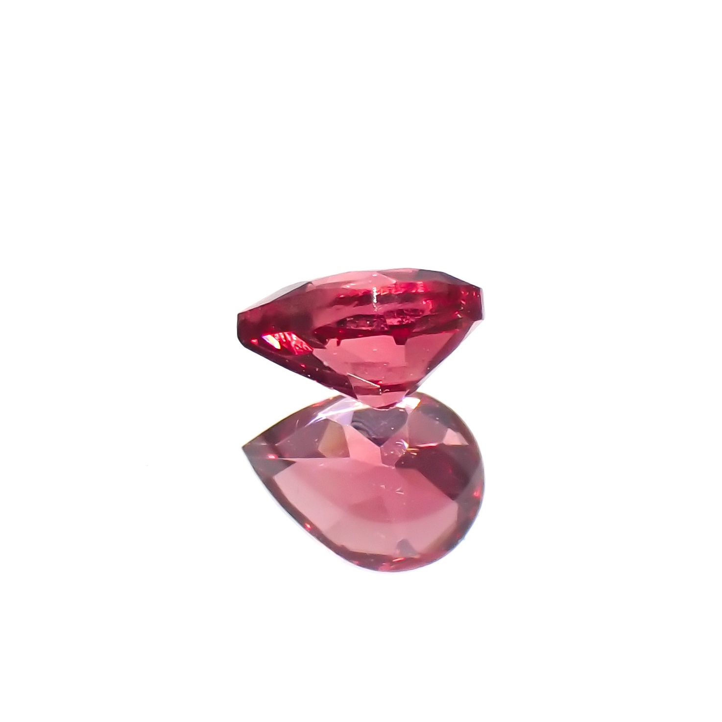 レッドスピネル(宝石名スピネル)タンザニア産 0.20ct 識別済[230522107]4.1x3.1mm前後