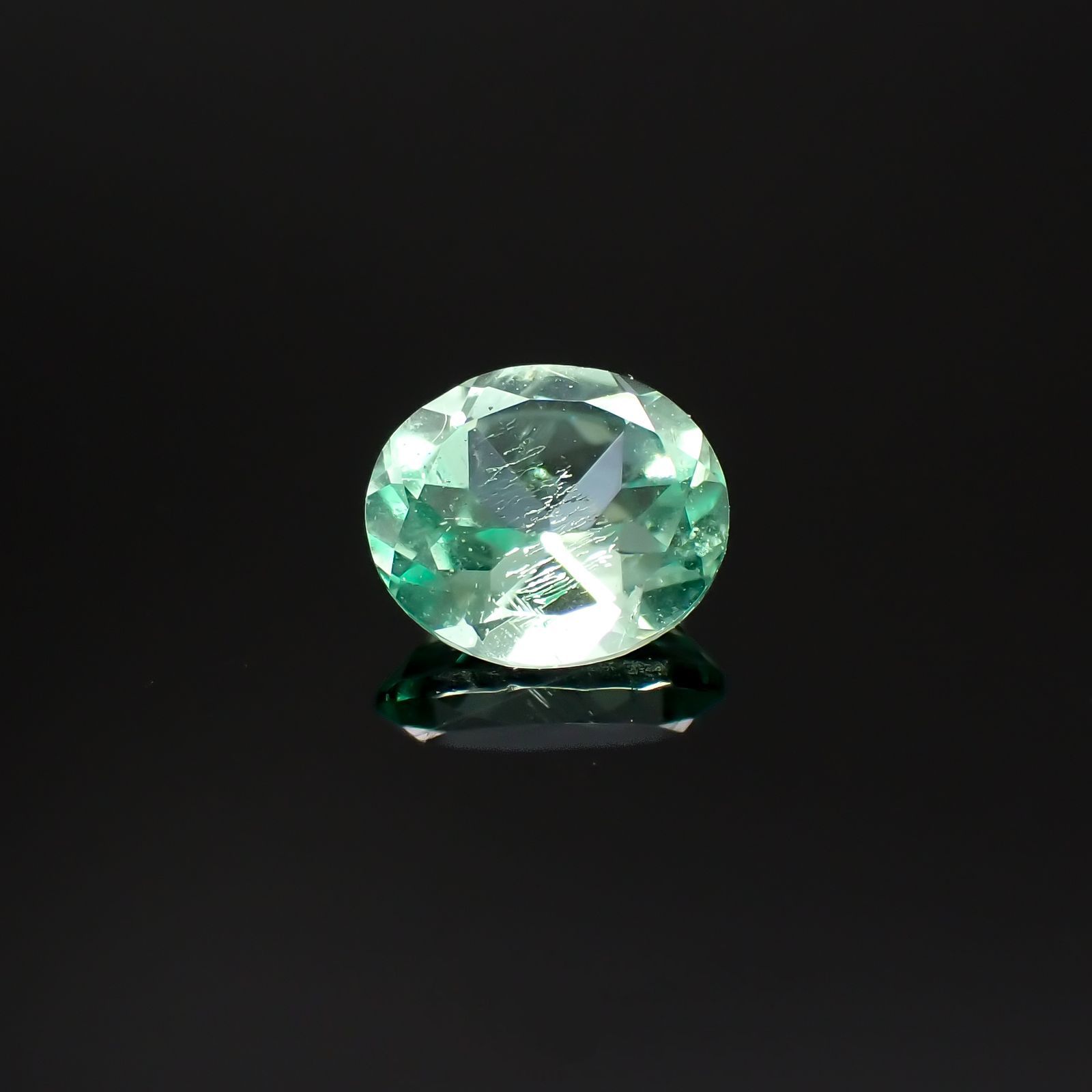 パステルカラーエメラルド コロンビア産 0.26ct[220918054]4.4x4mm前後