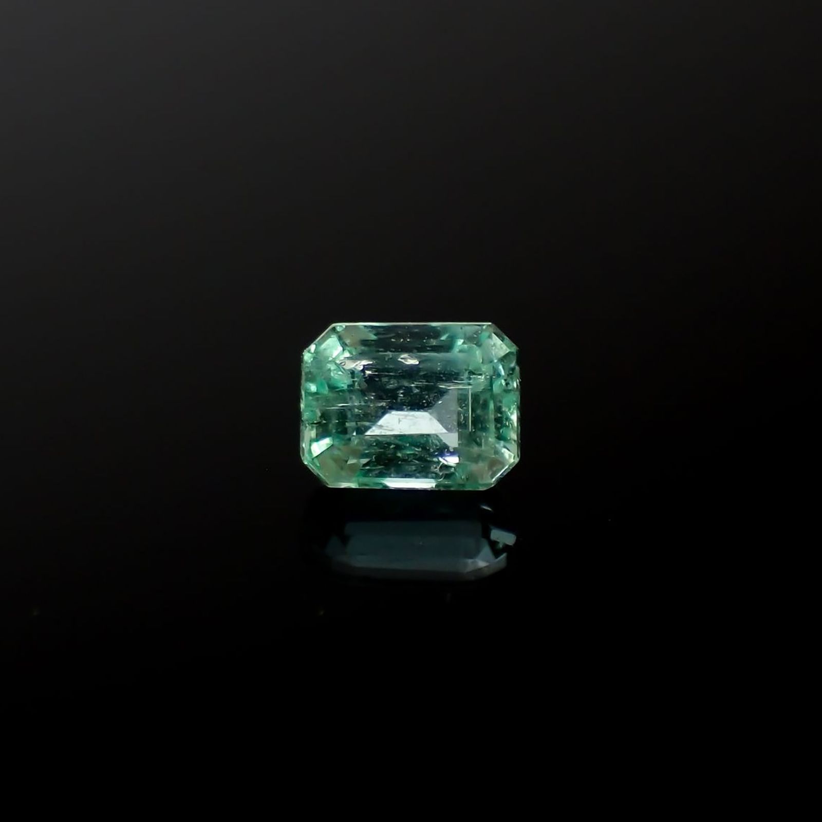 パステルカラーエメラルド コロンビア産 0.24ct / 3.8x2.9mm前後 [260225955]