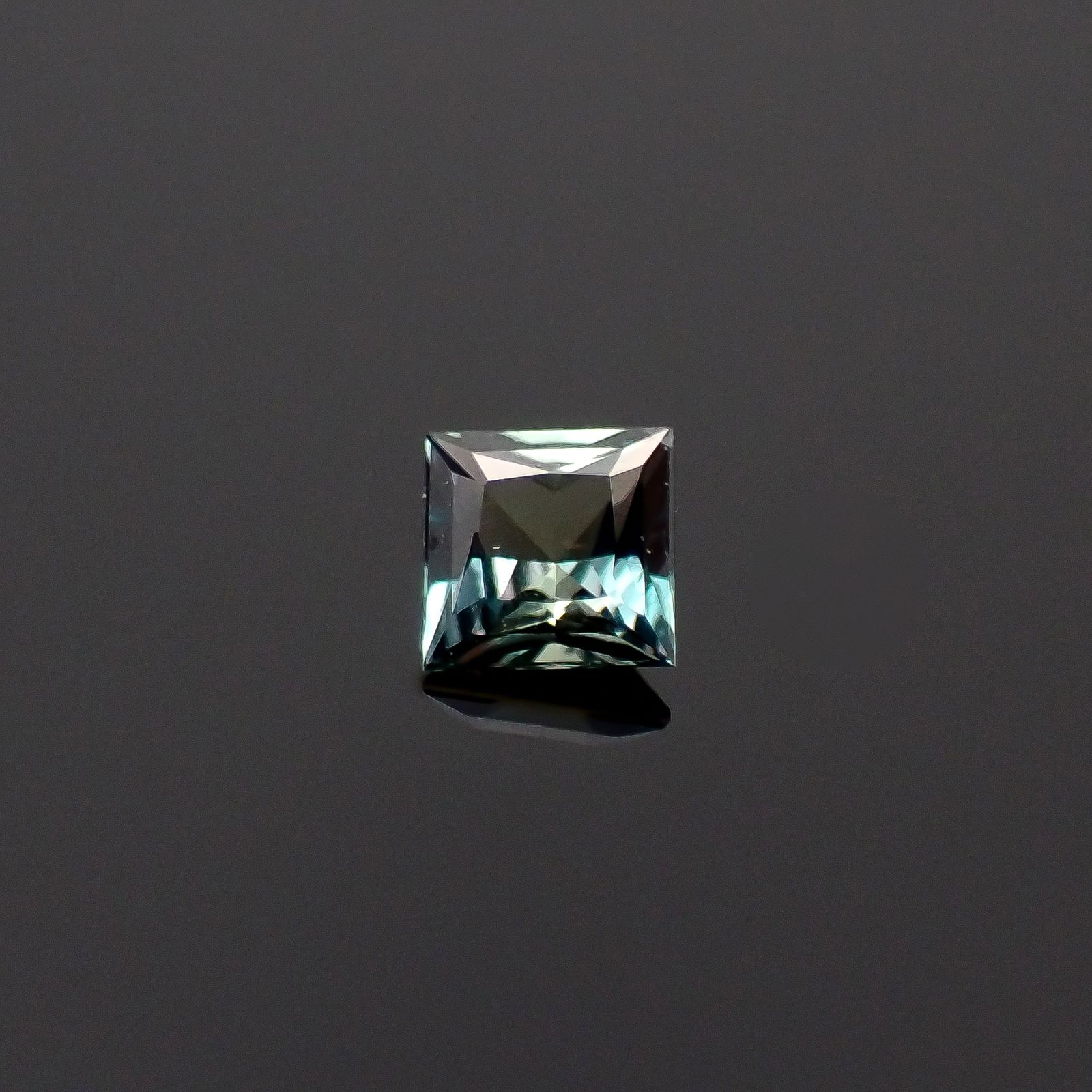 ◇プリンセスカット◇アレキサンドライト ブラジル産/EmeraldMains社製 0.081ct[240527592]2.4x2.4mm前後