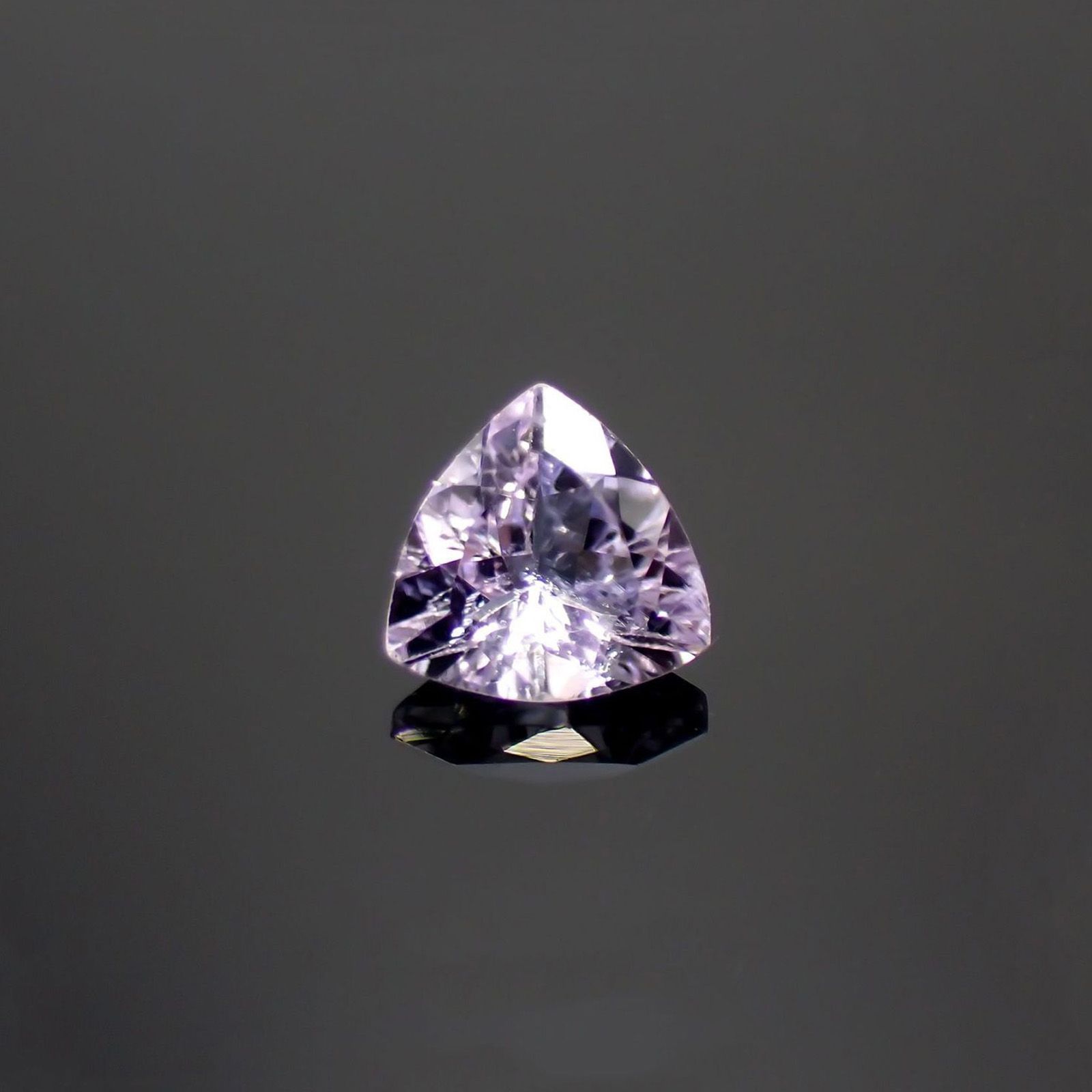 ラベンダーゾイサイト(宝石名ゾイサイト)タンザニア産 識別済 0.38ct / 5x5mm前後 [220115057]