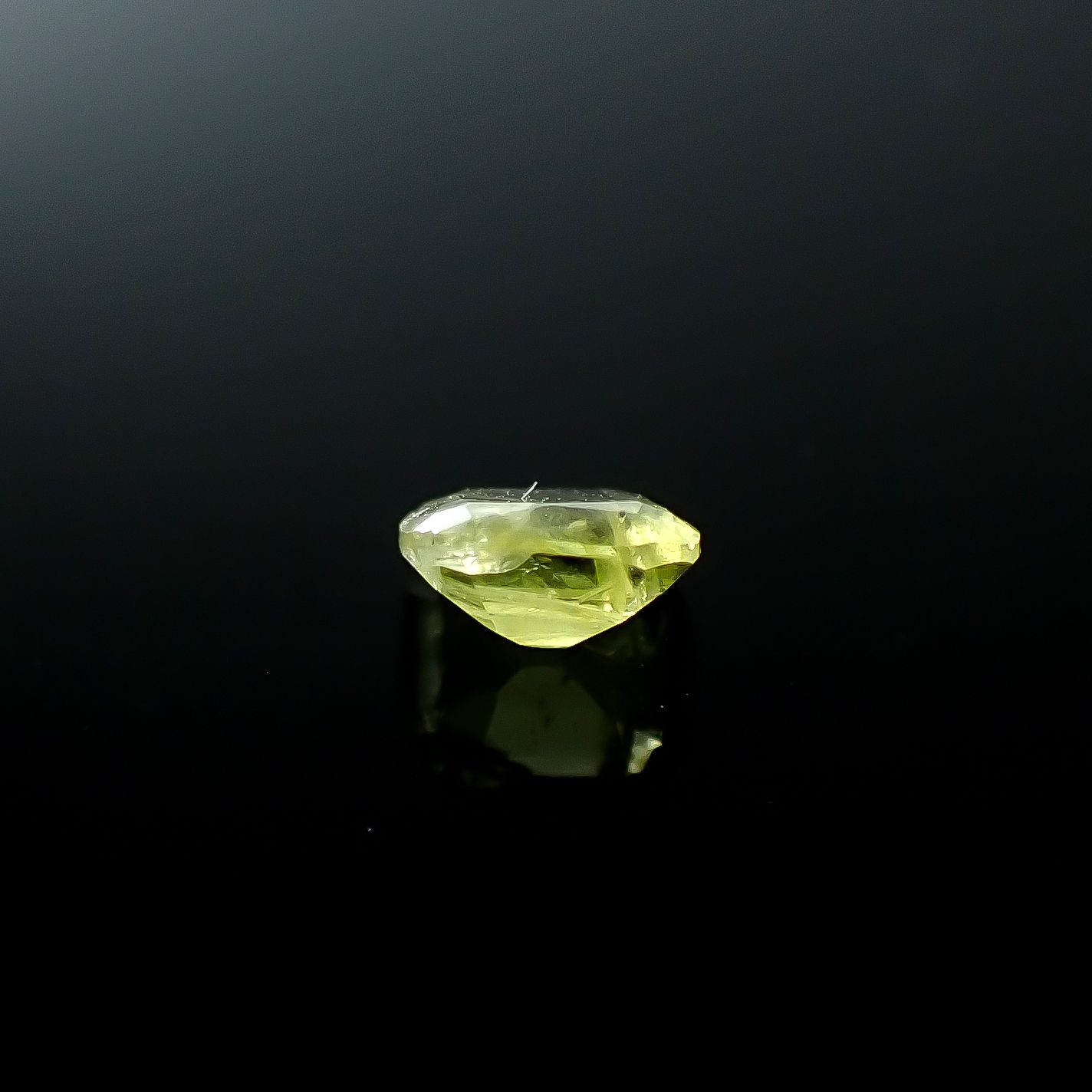 イエローアウイナイト フルオレッセンス(宝石名イエロー・アウイナイト)アフガニスタン産 0.243ct ソ付(日独)[250931150]4.42x4.07mm前後