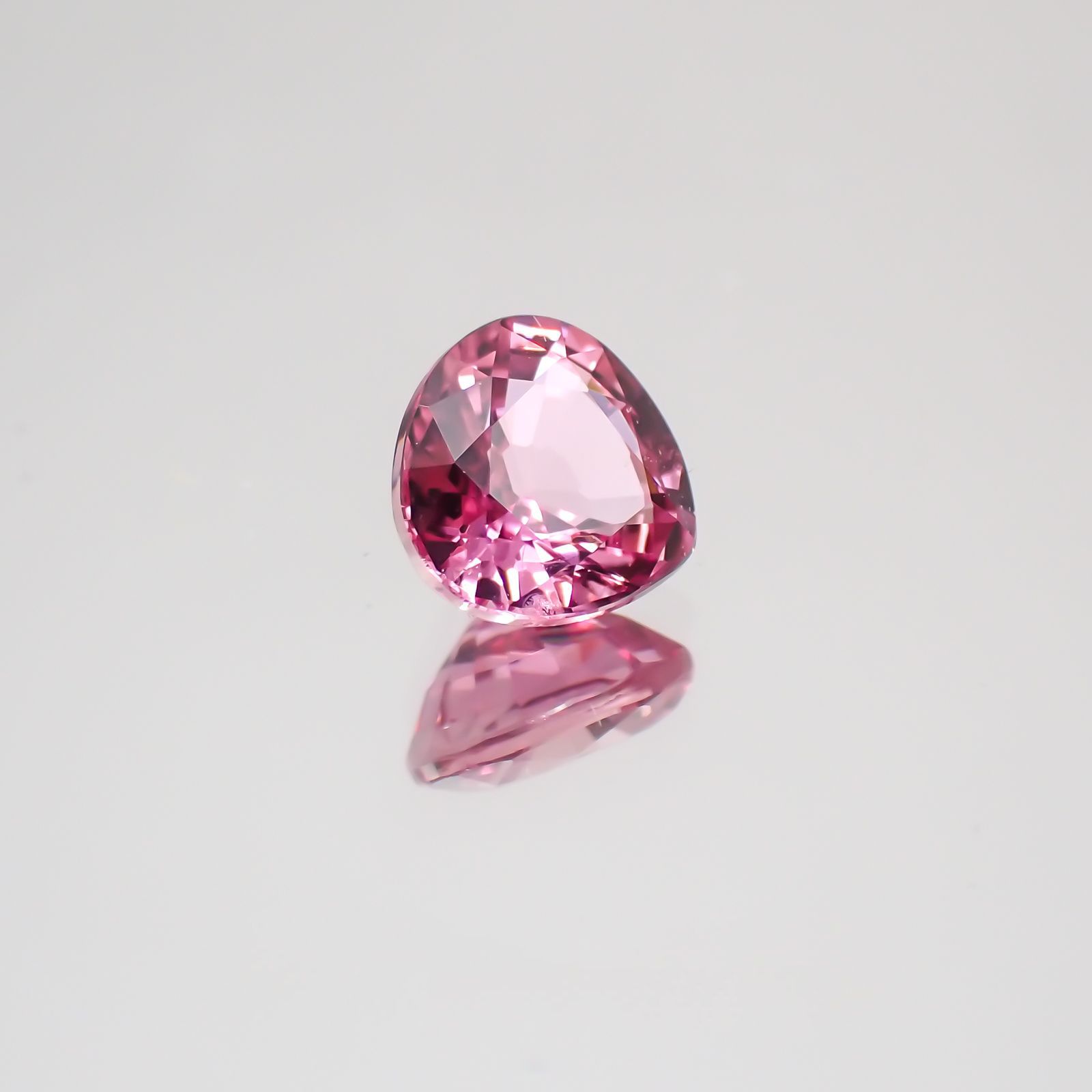 パパラチャサファイア スリランカ産 0.595ct  DGL鑑付[21019429]5×5.1mm前後