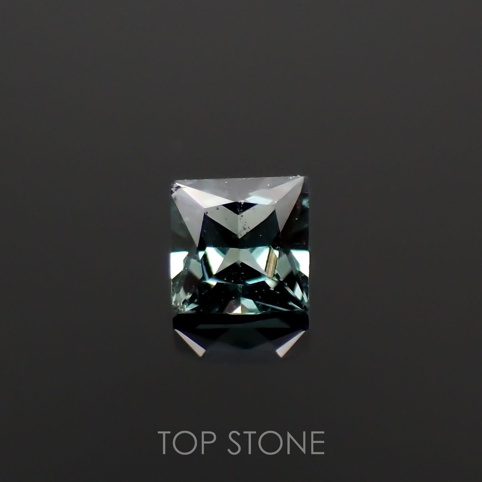 ◇プリンセスカット◇カラーチェンジガーネット アレキタイプ(宝石名ガーネット)マダガスカル・ベキリー産 0.15ct 識別済[221219622]2.8x2.8mm前後