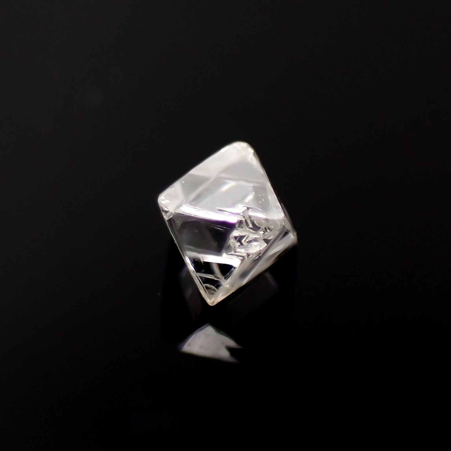 ソーヤブルダイヤモンド 原石(宝石名ダイアモンド)ロシア産 0.069ct ソ付(彩珠)[221219188]2.5x2.6mm前後