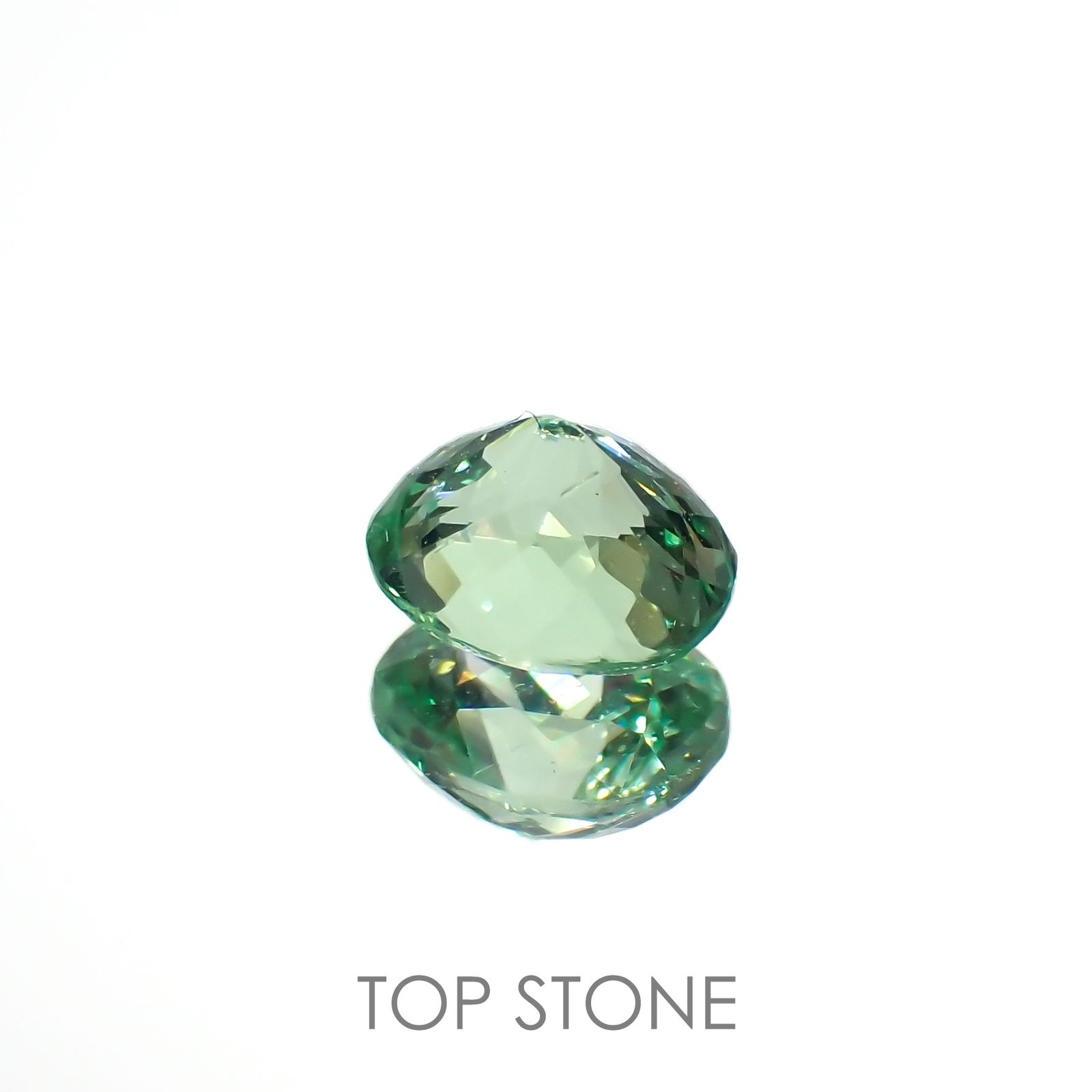 ミントガーネット(宝石名グリーン グロッシュラー・ガーネット)タンザニア産 0.56ct 識別済[221018628]5.2x4.4mm前後