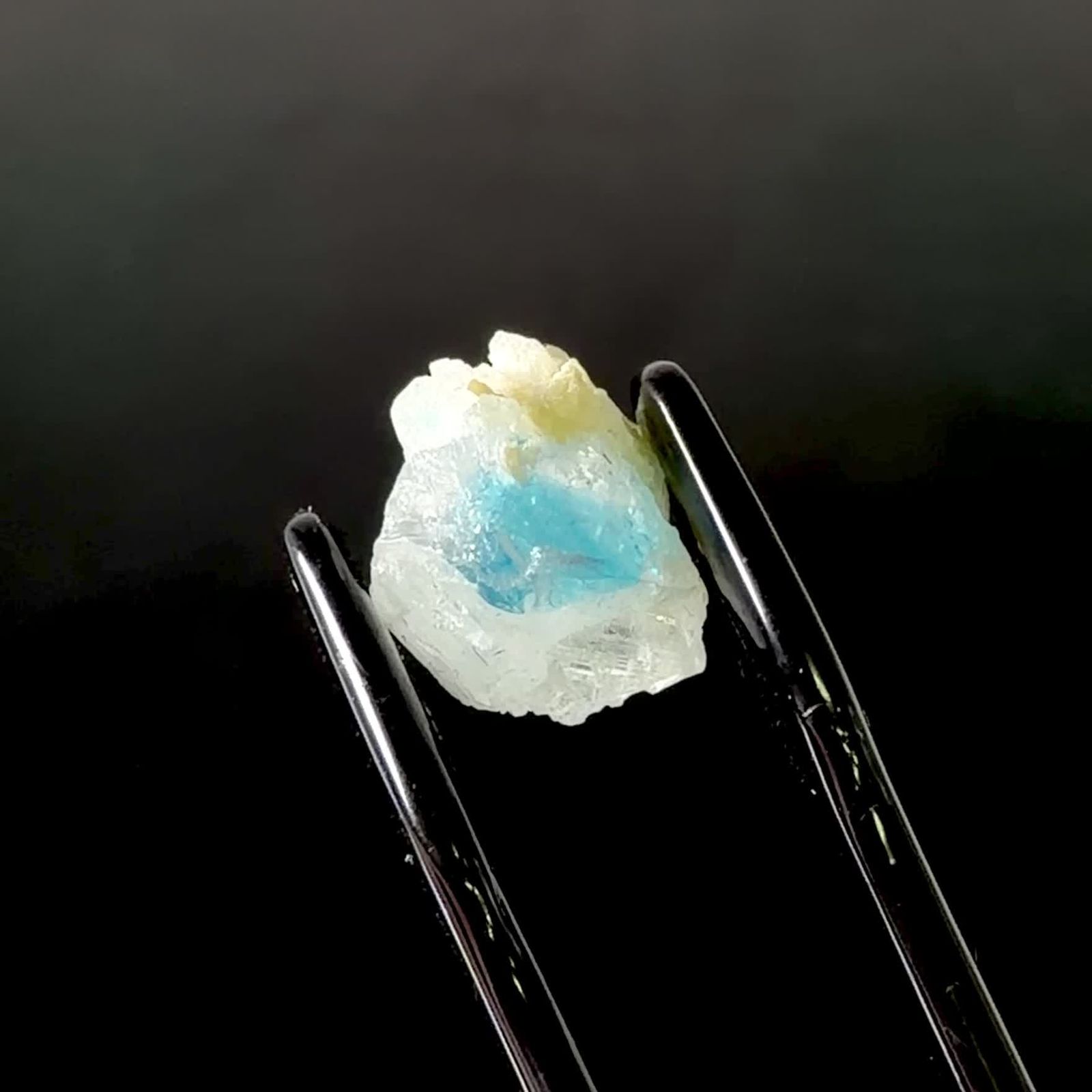 ユークレース 原石 ブラジル産 4.83ct / 10.6x11.3mm前後 [260231729