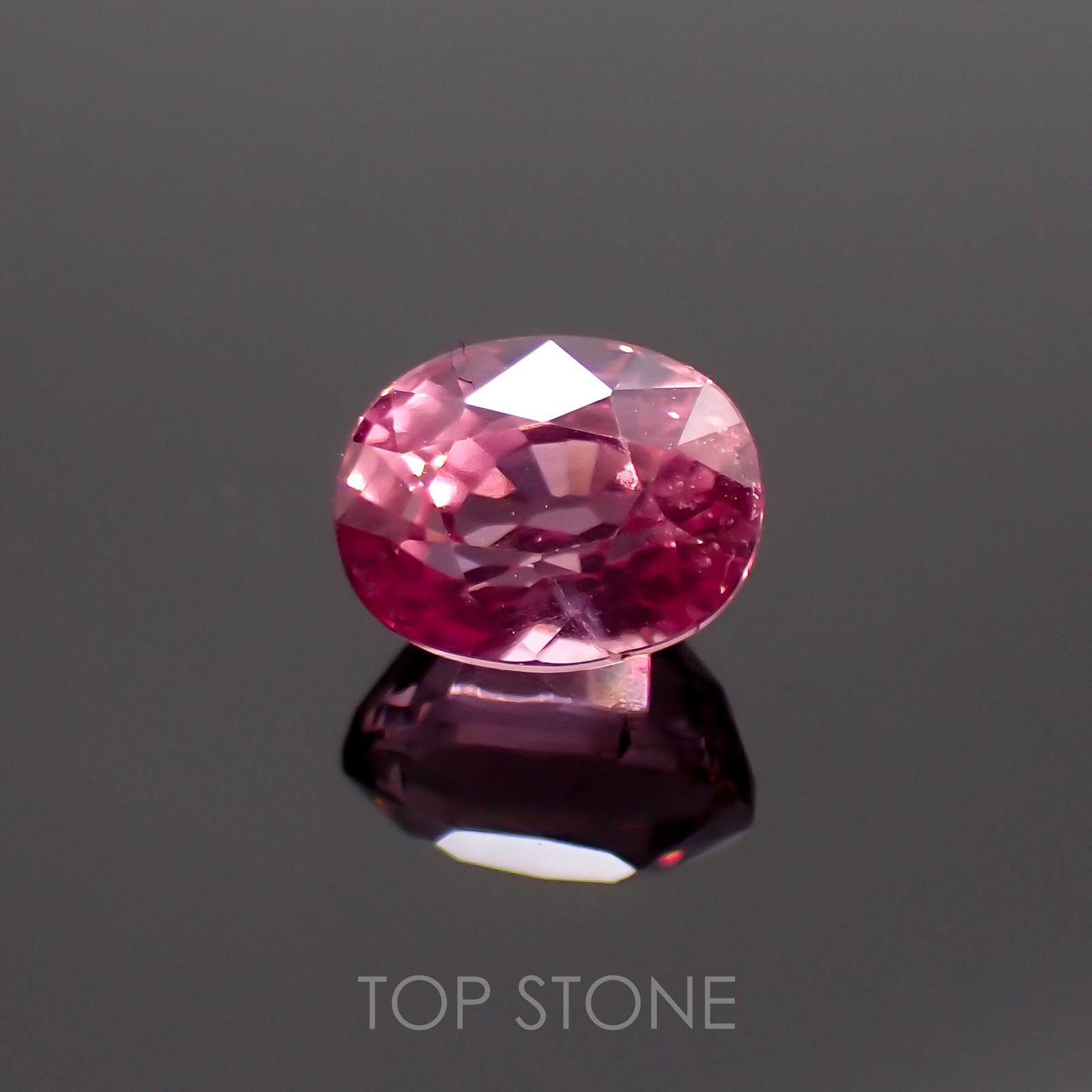 ホットピンクスピネル(宝石名ピンク・スピネル) タンザニア産 1.03ct 識別済[20106534]6.1×4.7mm前後
