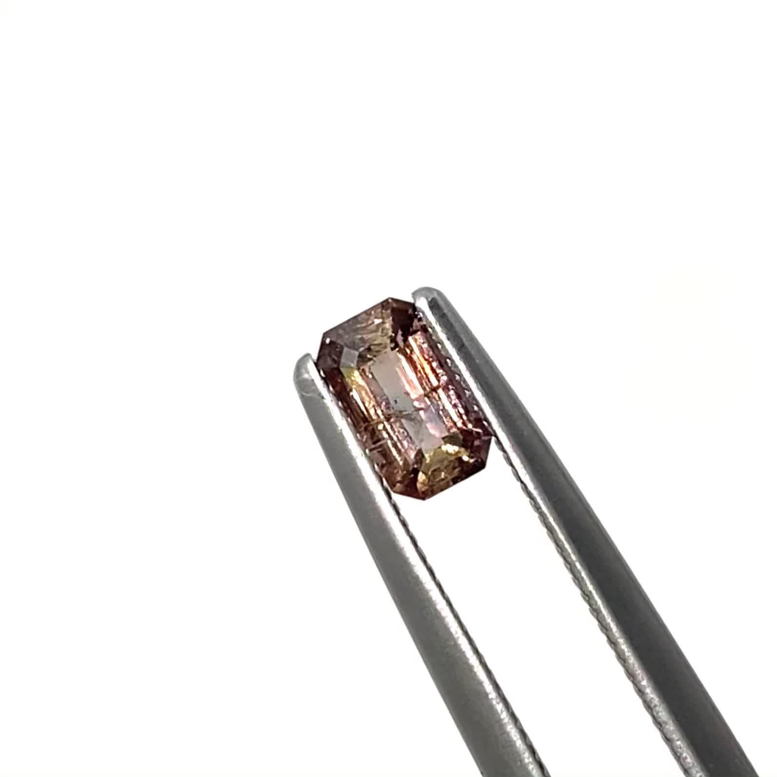 ブルーティントアキシナイト パキスタン産 0.39ct / 5.5x3.1mm前後