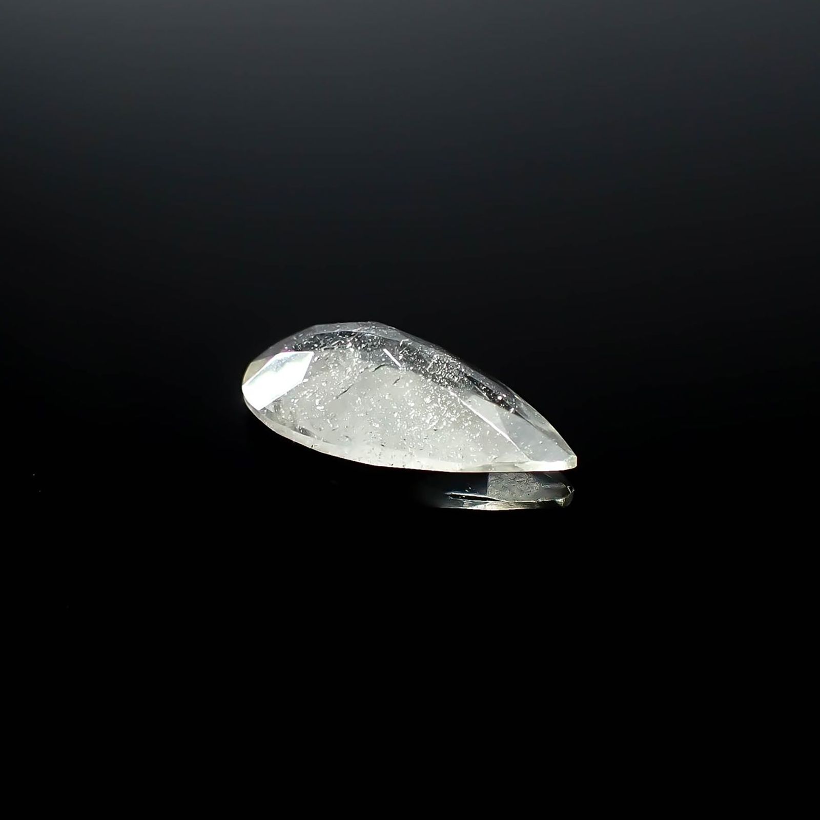 リビアングラス 発見地：エジプト・リビア砂漠 1.96ct / 13.9x8mm前後 [251131310]