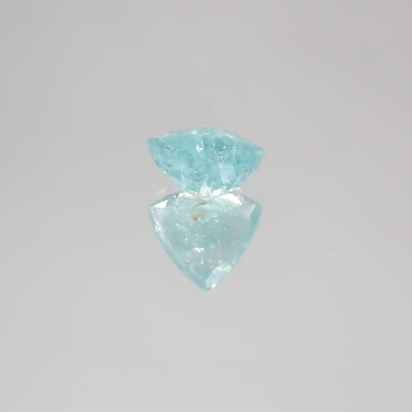 パライバトルマリン モザンビーク産 ルース 1.05ct[21059403]6.4×7.2mm前後