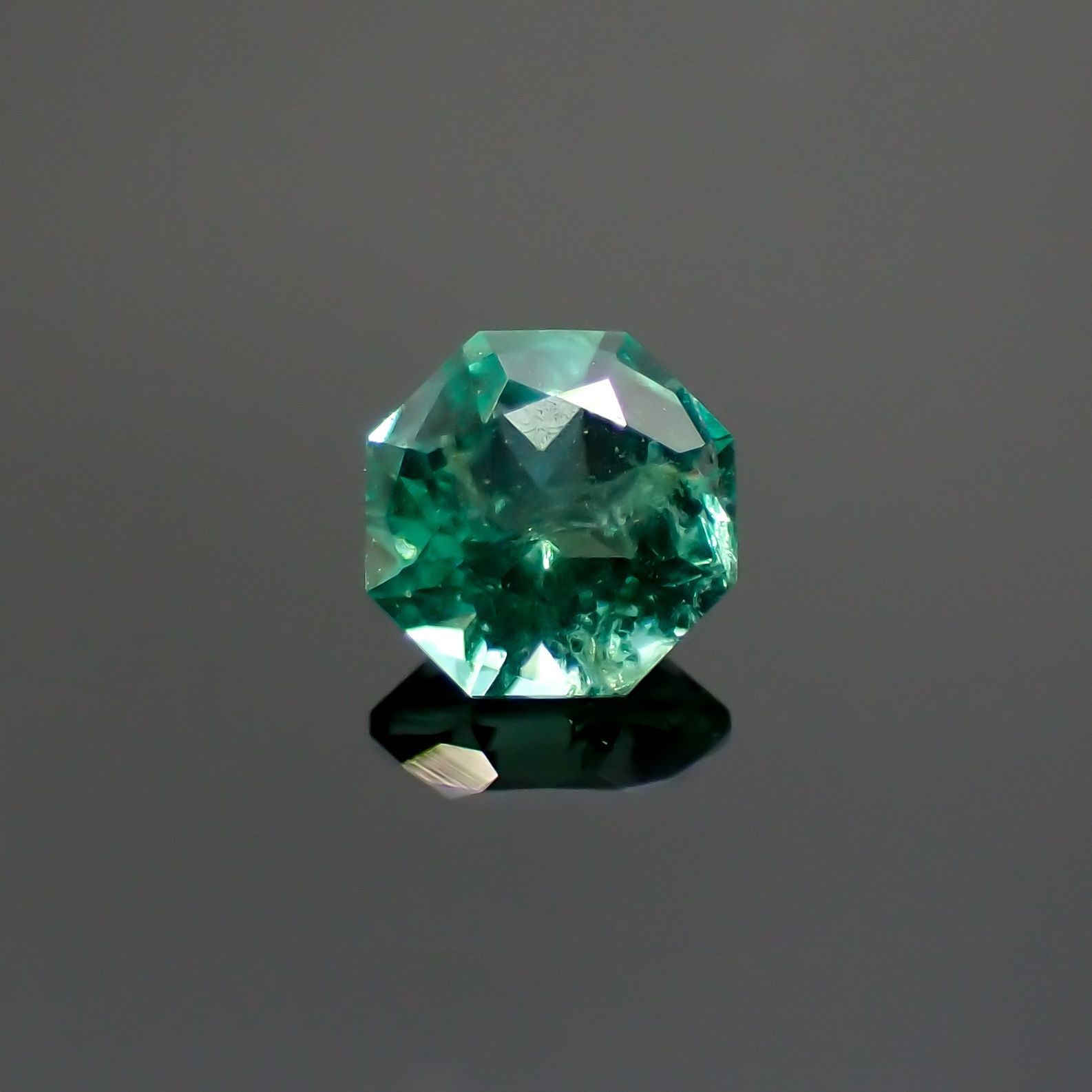 ◇オクタゴンカット◇エメラルド(宝石名エメラルド)ザンビア産 0.12ct 識別済[231224396]3.1x3.1mm前後