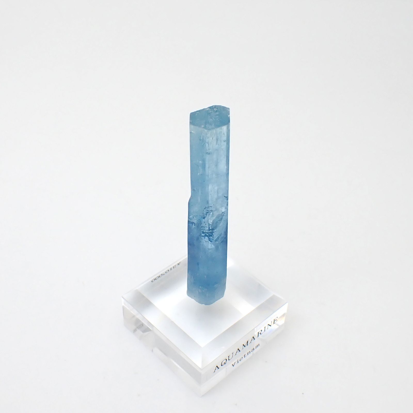 アクアマリン柱状結晶原石 ベトナム産 アクリル台座付き 99.95ct(19.99g) / 10.1x13.3x68.5mm前後 [260632332]