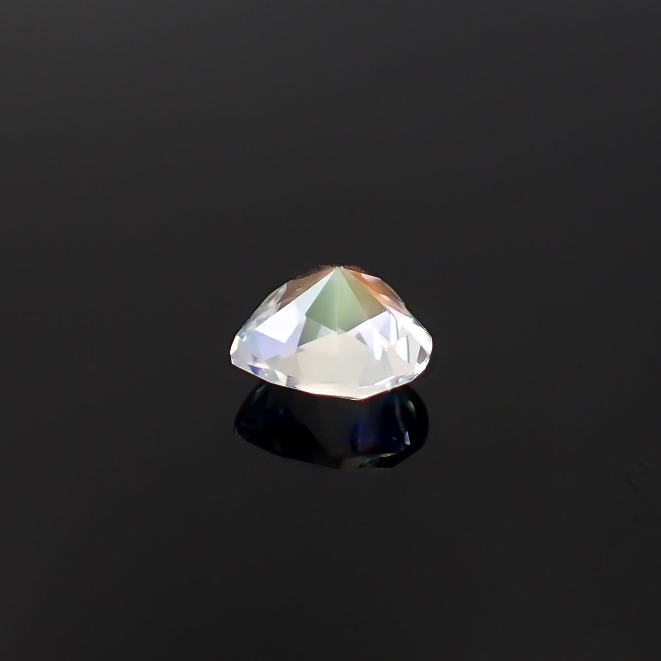 レインボームーンストーン マダガスカル産 0.64ct / 5.8x5.9mm前後 [260632378]