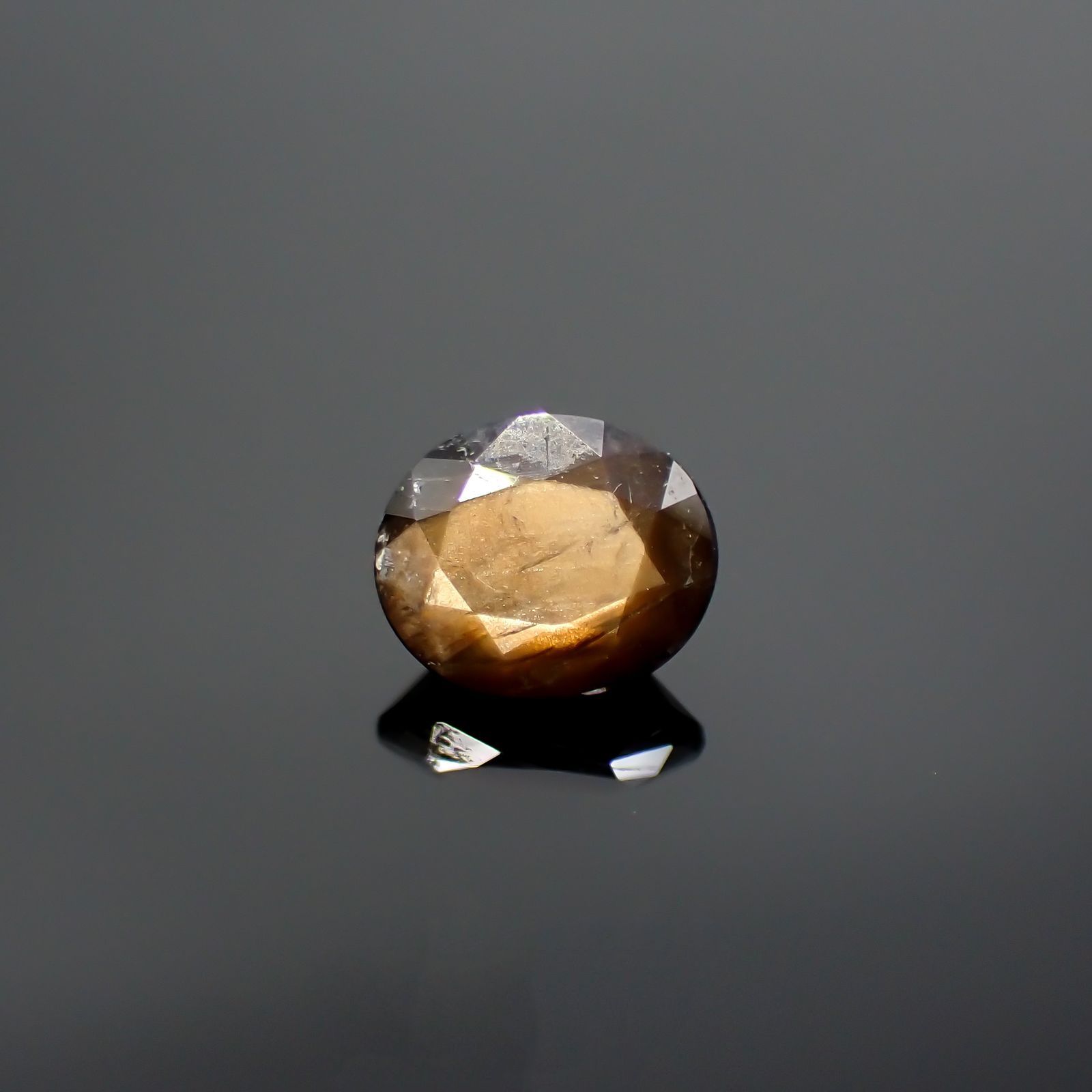 ゴールドシーンサファイア 非加熱(宝石名シーン・サファイア) ケニア産 ソ付(彩珠) 1.004ct / 6.3x5.2mm前後 [260812076]