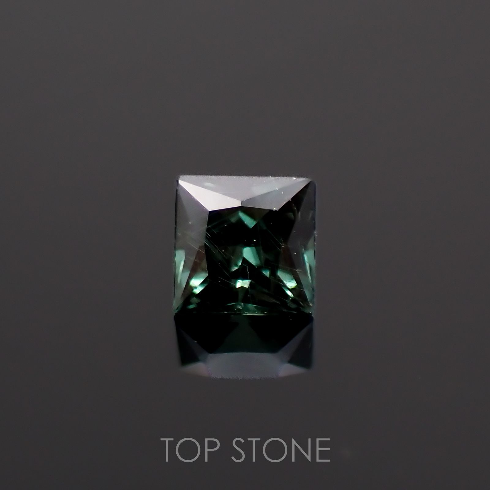 ◇プリンセスカット◇カラーチェンジガーネット アレキタイプ(宝石名ガーネット)マダガスカル・ベキリー産 0.18ct 識別済[221219615]3x2.9mm前後